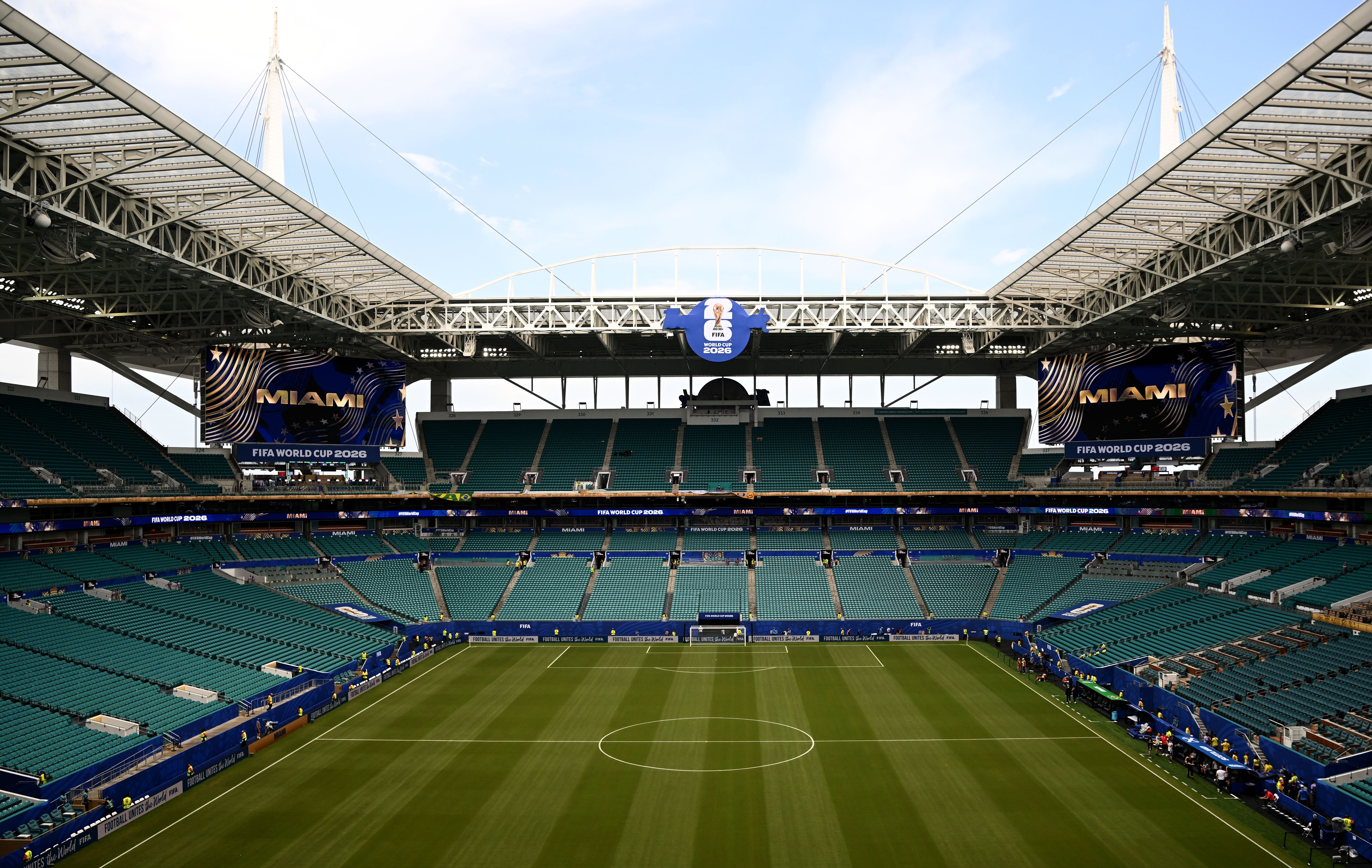Blick ins leere Miami Stadium vor einem FIFA-WM-2026-Spiel, grüne Sitze und Spielfeld sichtbar.
