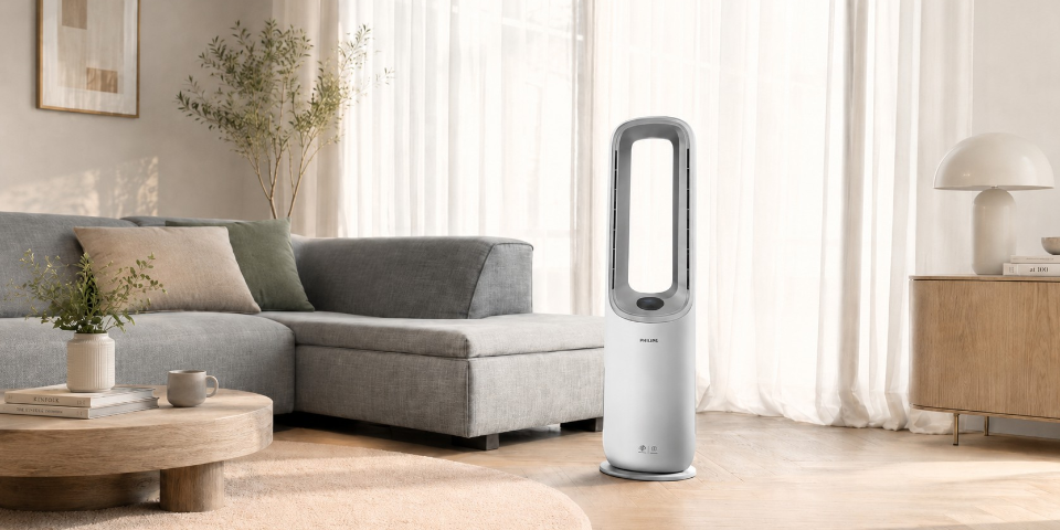 Ein Wohnzimmer mit einem Philips Air Performer mitten im Raum, der während der Sommerhitze für Abkühlung und Frische sorgen soll.
