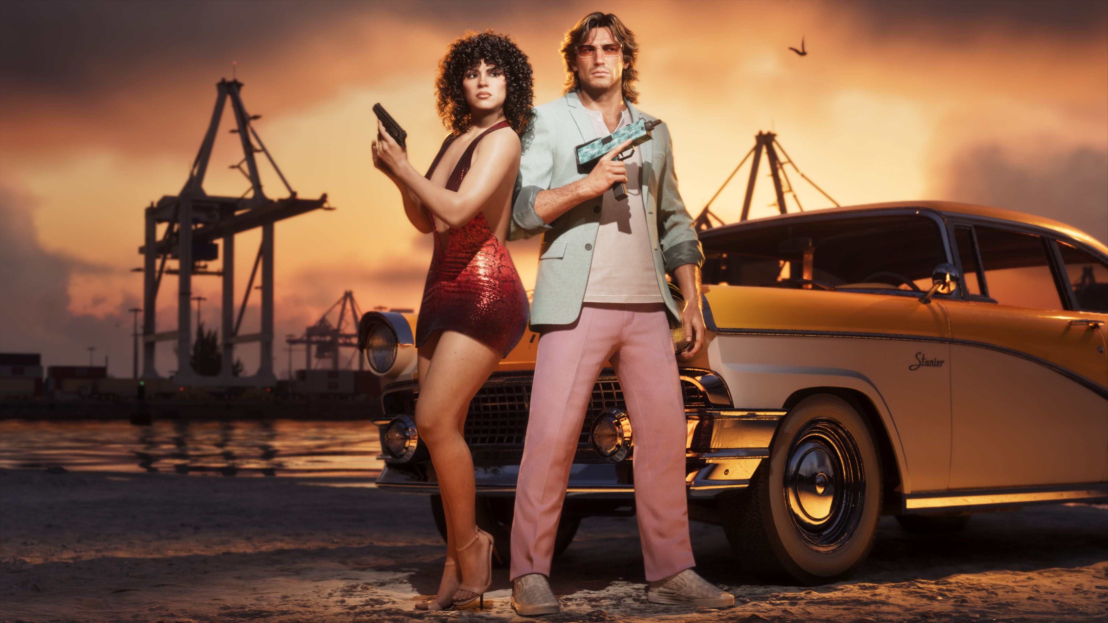 Zwei Figuren mit Waffen stehen vor einem Oldtimer bei Sonnenuntergang, im Hintergrund Hafenkräne.