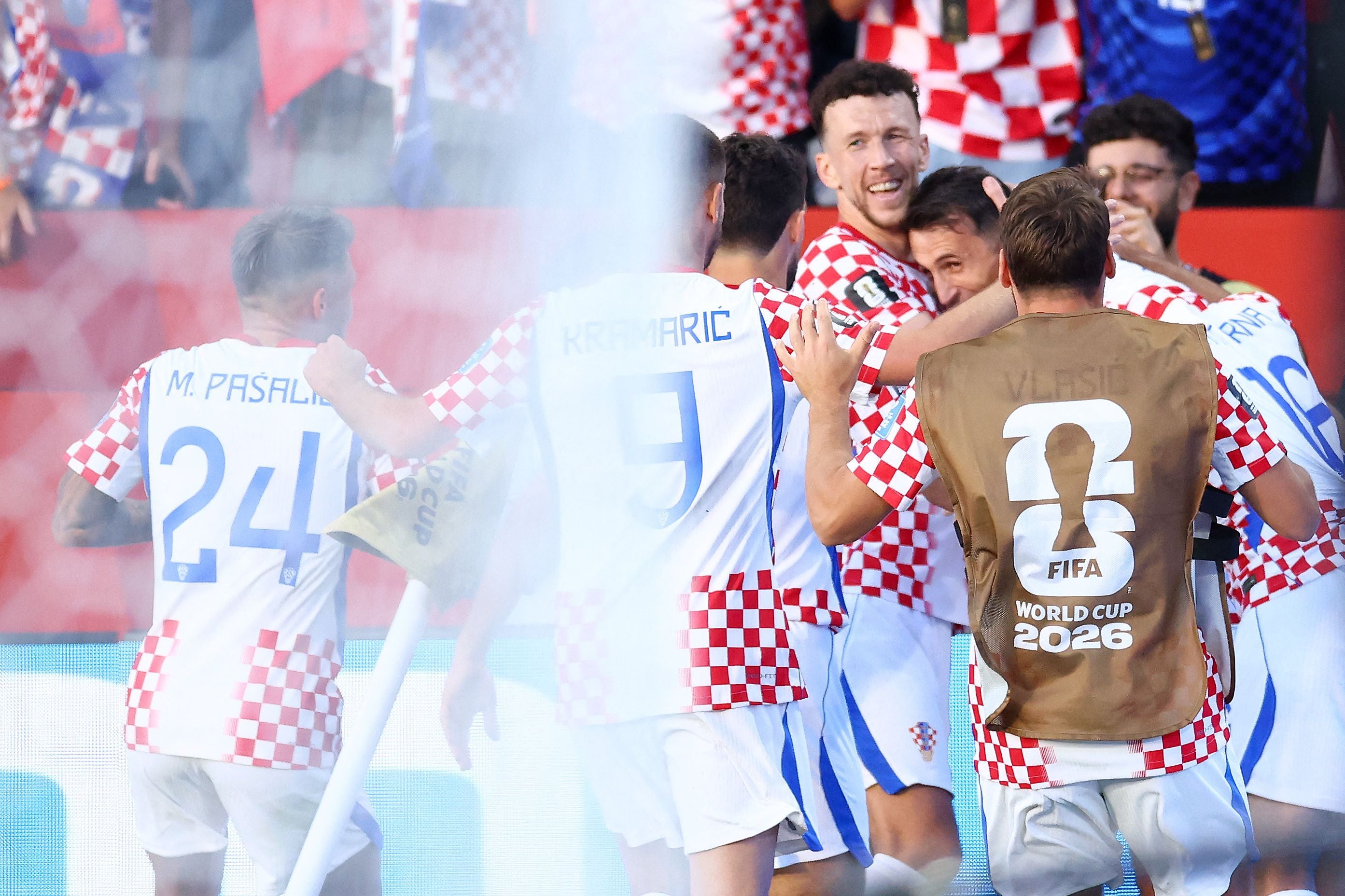 Kroatische Fußballspieler feiern ein Tor bei einem WM-Spiel im Toronto Stadium 2026.