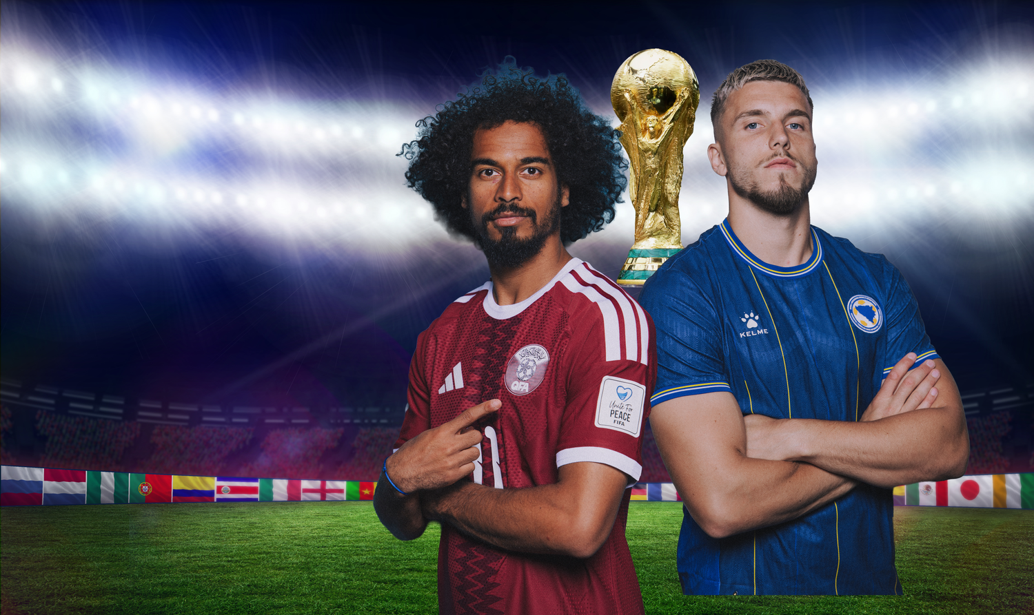 Zwei Fußballspieler aus Katar und Bosnien stehen im Stadion vor dem WM-Pokal.