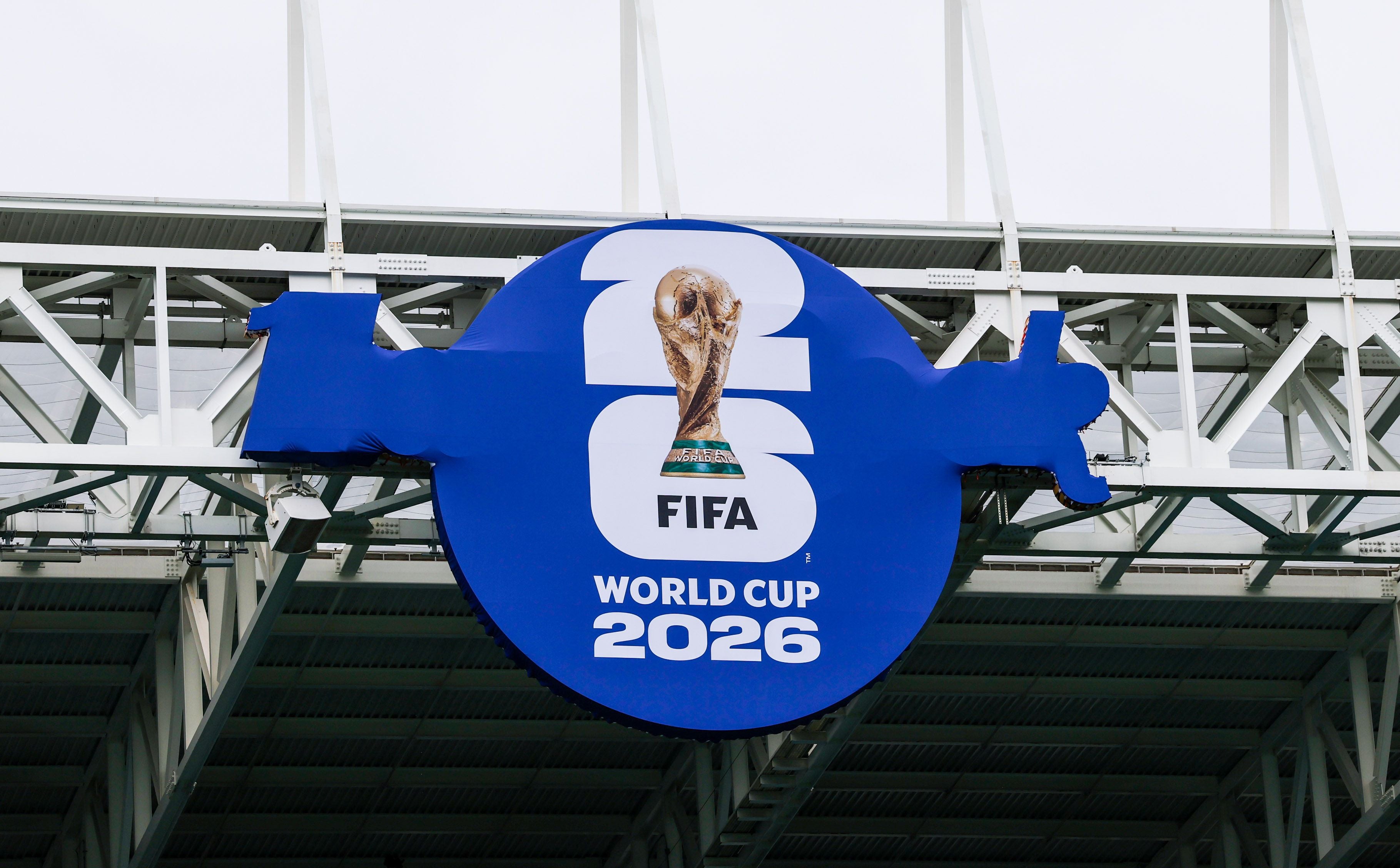 Großes FIFA-WM-2026-Logo vor Stadionstruktur in Miami.