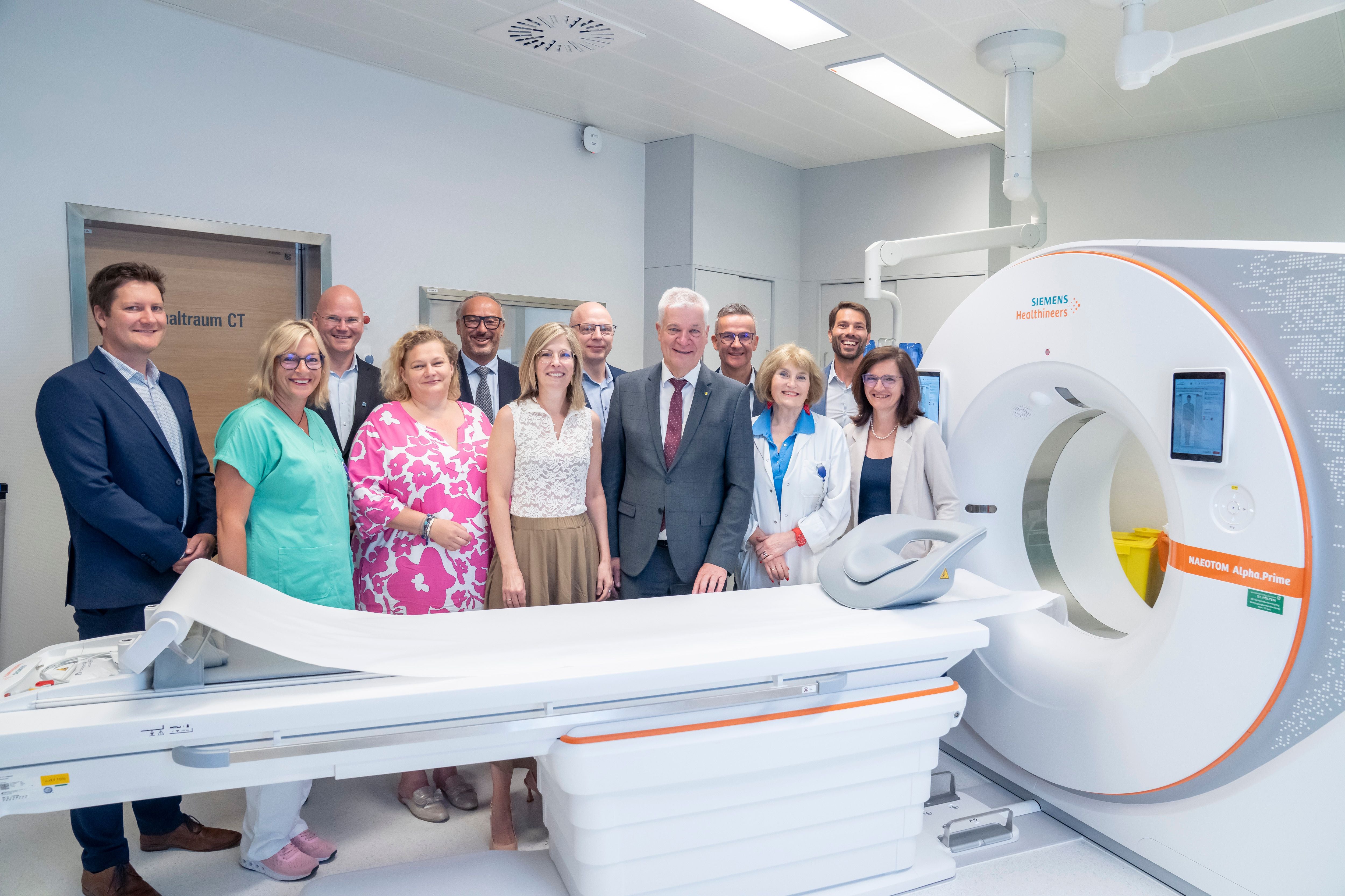Im modernen CT-Untersuchungsraum neben dem CT-Gerät.