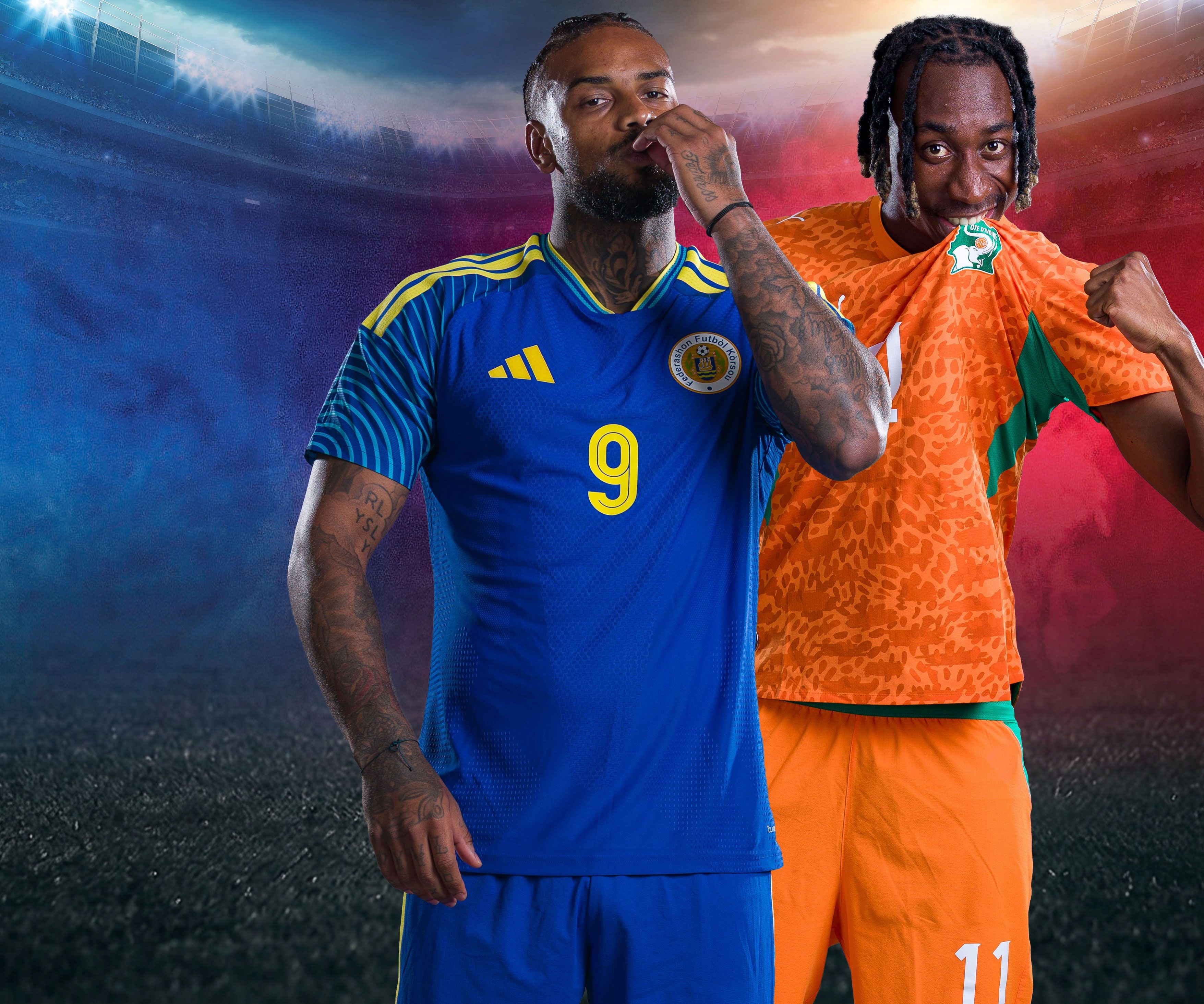 Zwei Fußballspieler, einer aus Curaçao in Blau, einer aus der Elfenbeinküste in Orange.