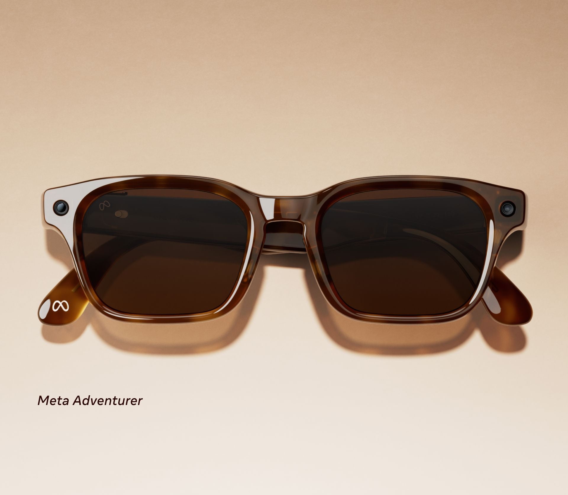 Braune smarte Sonnenbrille von Meta mit Kameras an den Ecken der Fassung.