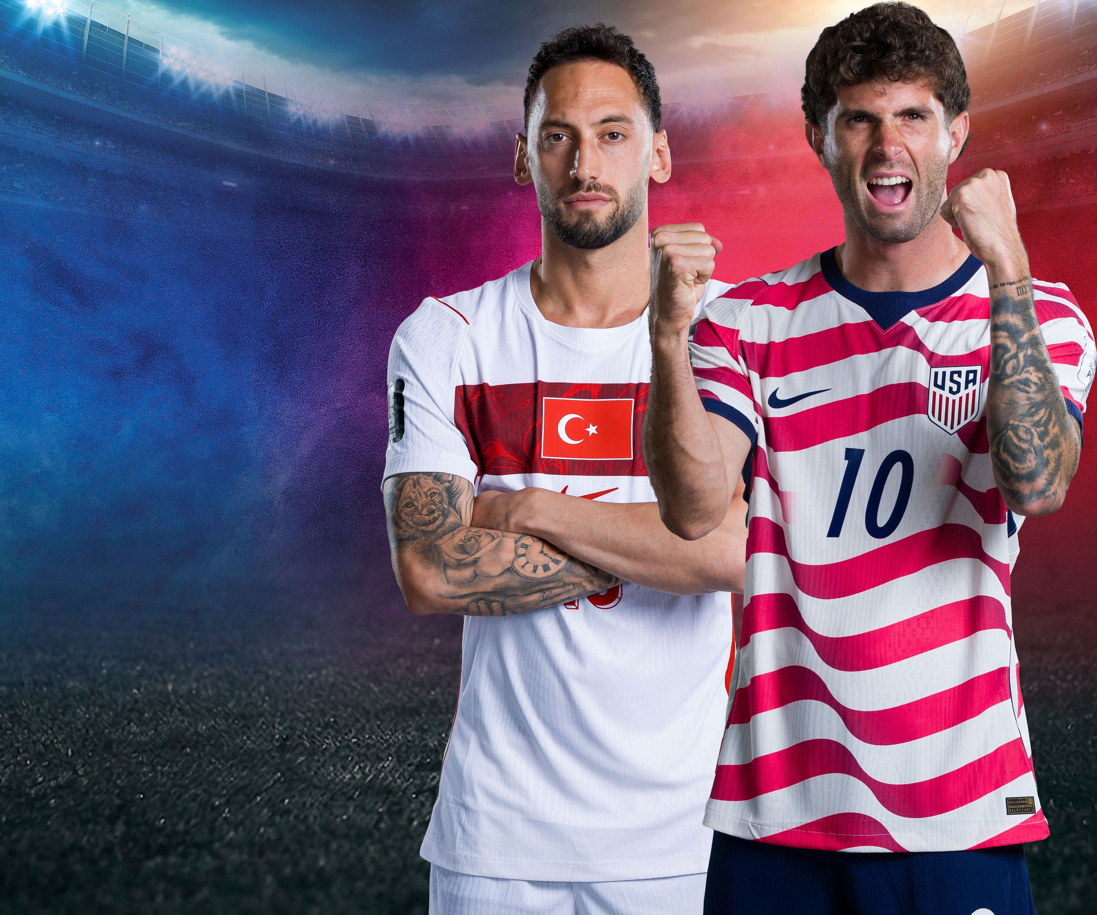Zwei Fußballspieler im Trikot der USA und Türkei posieren im Stadion.