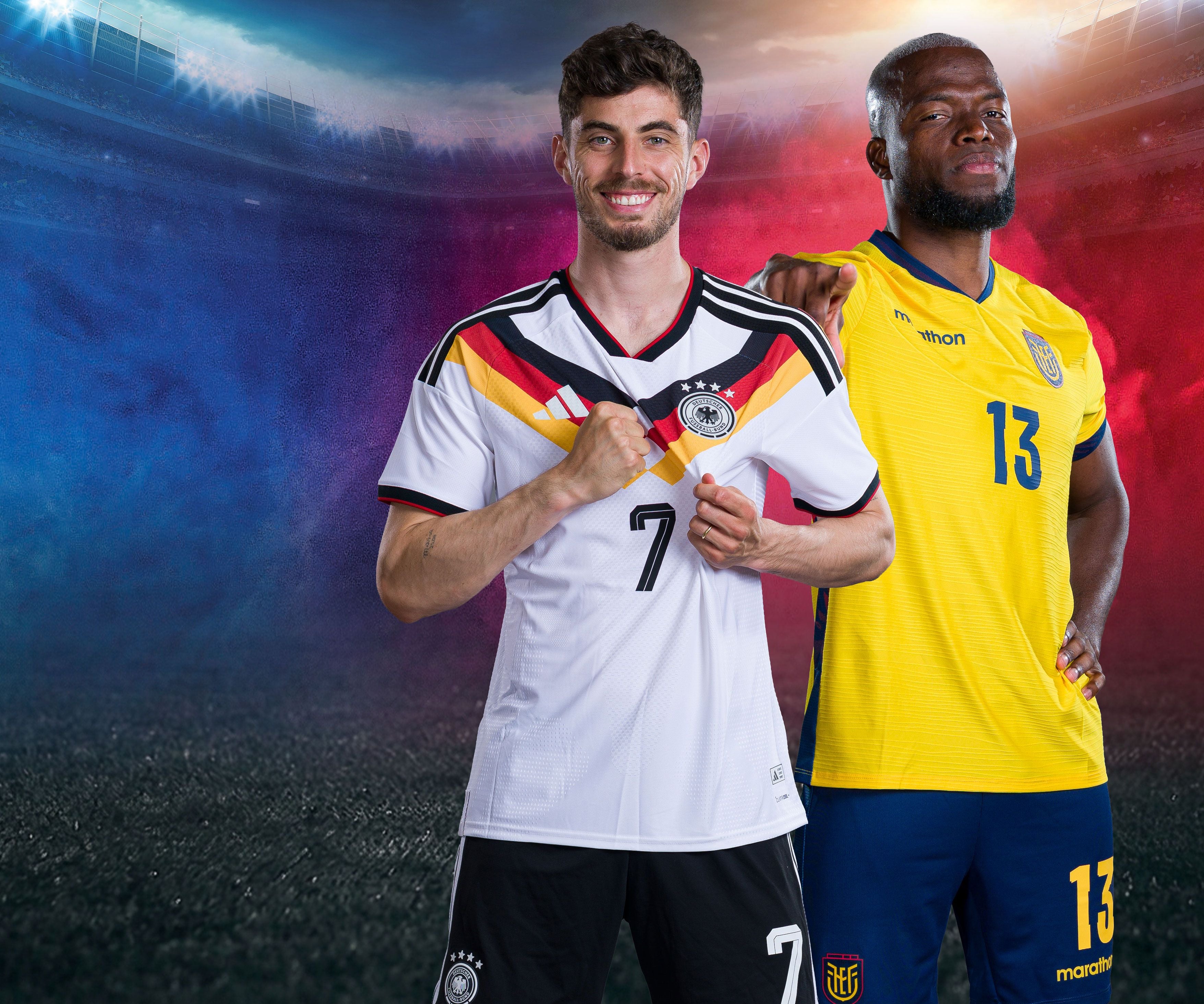 Zwei Fußballspieler im Trikot von Deutschland und Ecuador stehen nebeneinander im Stadion.
