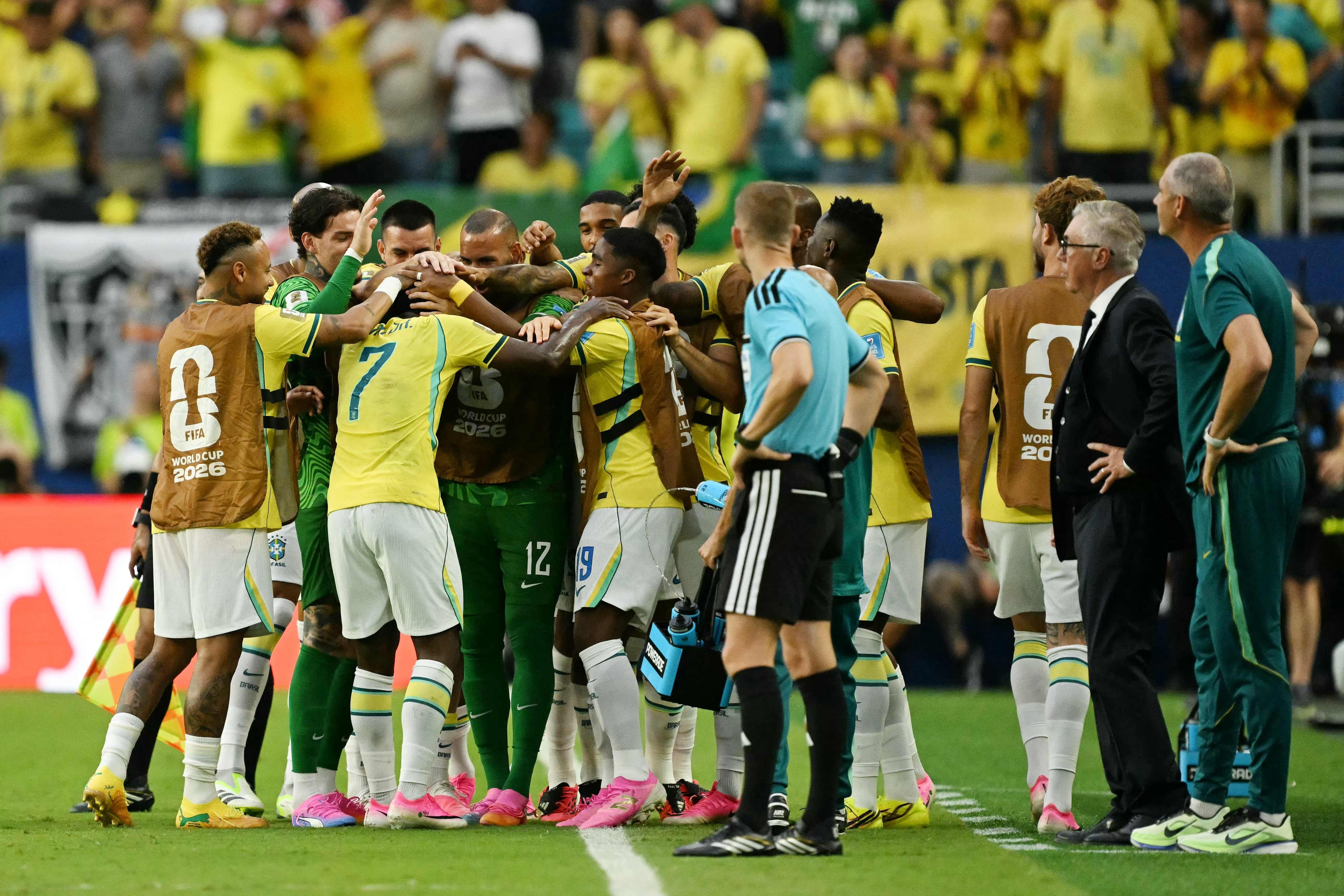 Brasilianische Fußballspieler jubeln im Kreis nach einem Tor bei der WM 2026.