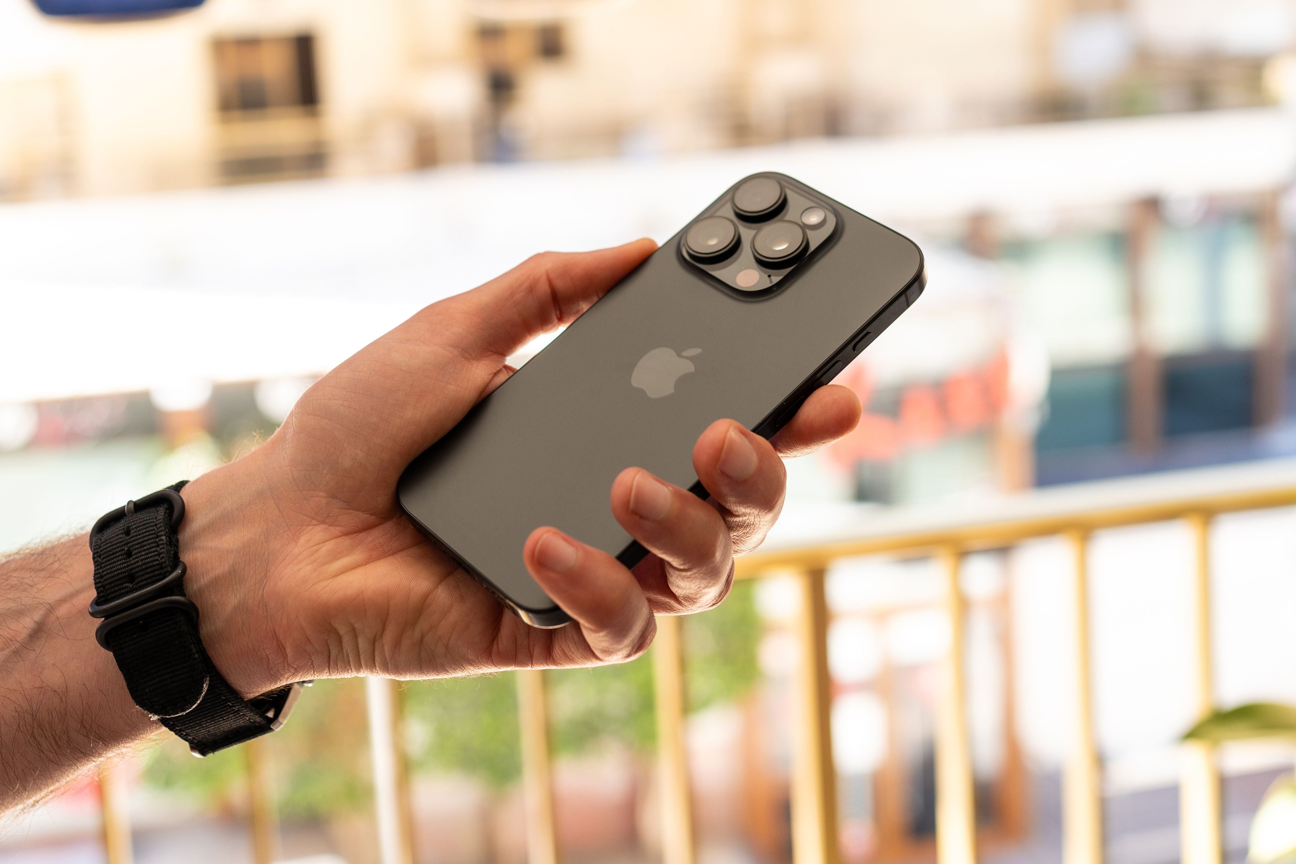 Schwarzes iPhone 16 Pro mit drei Kameralinsen