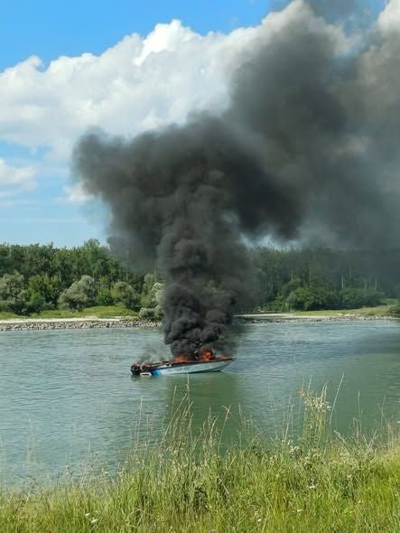 Ein Sportboot brennt auf der Donau, dichter schwarzer Rauch steigt in den Himmel.