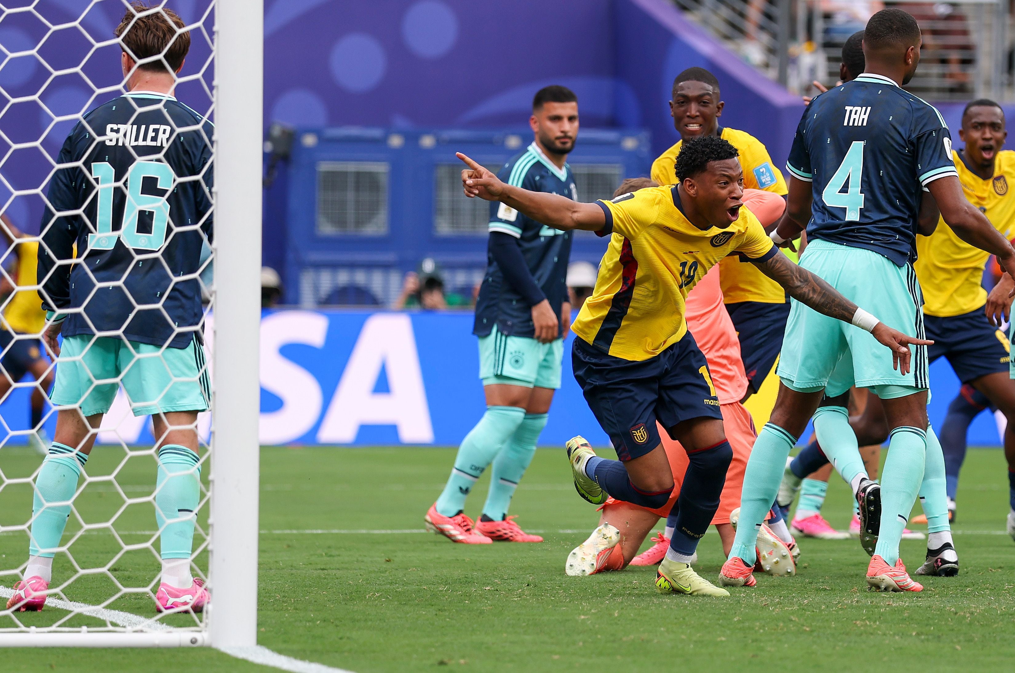 Ein ecuadorianischer Fußballspieler jubelt nach einem Tor gegen Deutschland im Stadion.