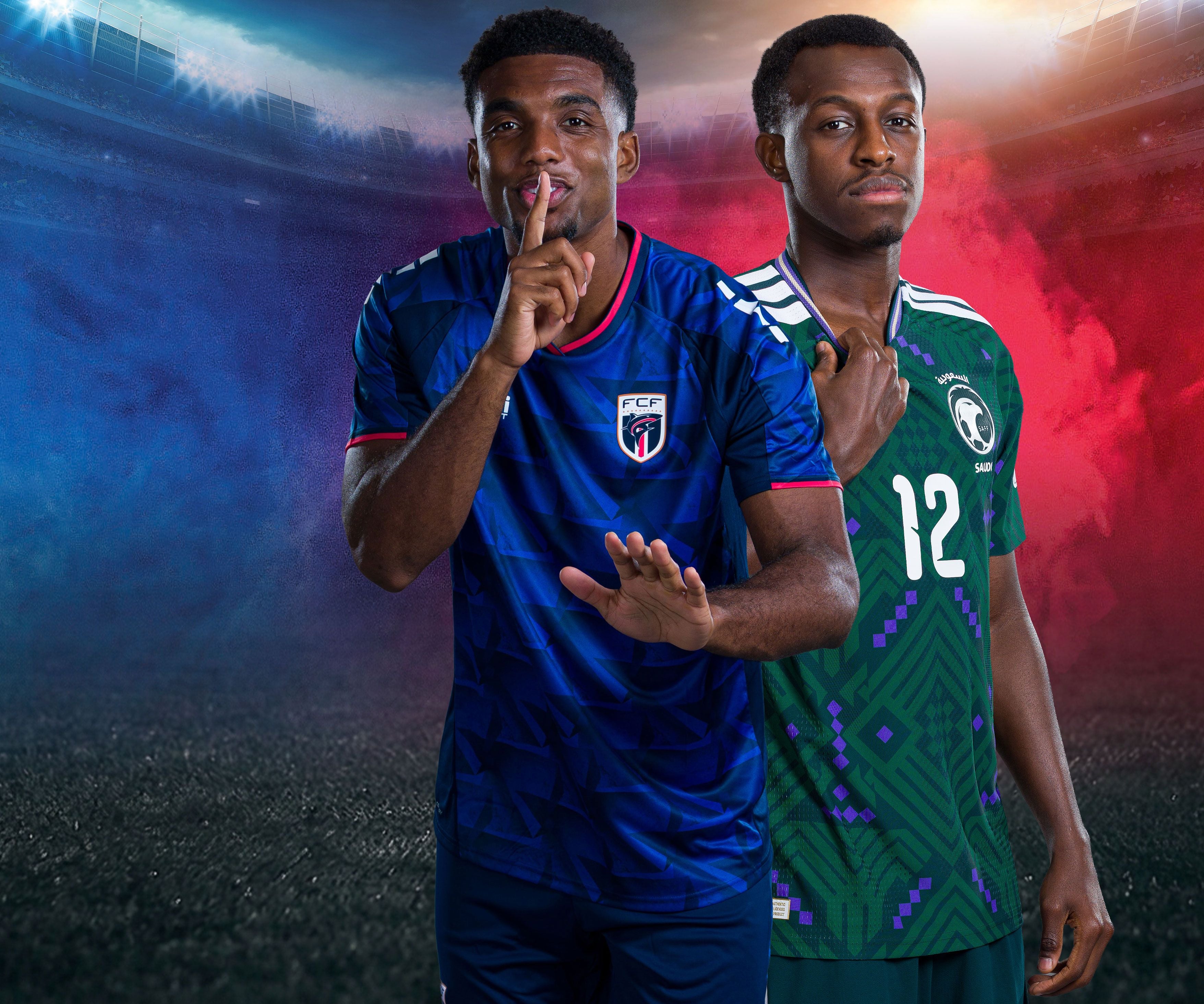 Zwei Fußballspieler aus Kap Verde und Saudi-Arabien stehen im Stadion nebeneinander.