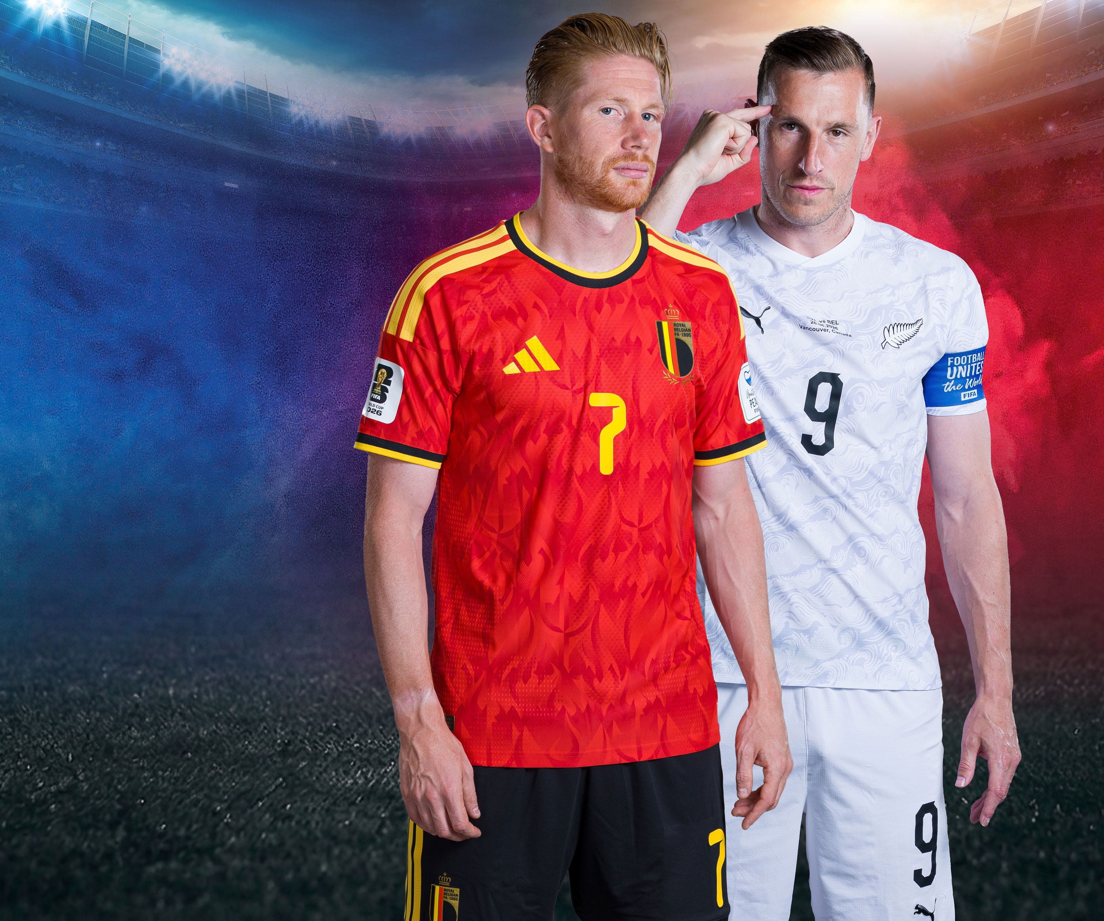 Zwei Fußballspieler aus Belgien und Neuseeland stehen im Stadion nebeneinander.