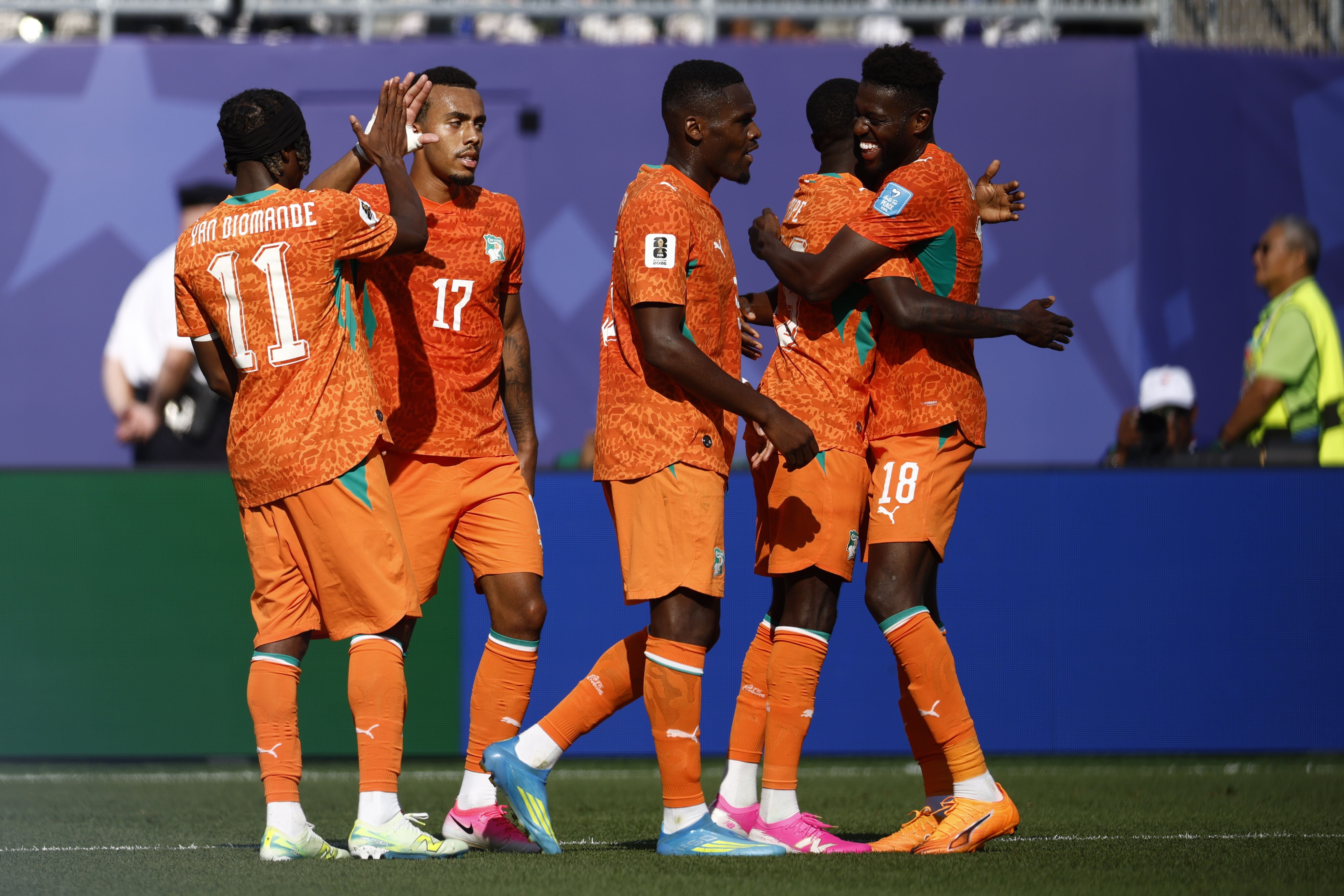 Ivory Coast-Fußballspieler feiern ein Tor beim WM-Gruppenspiel gegen Curacao auf dem Spielfeld.