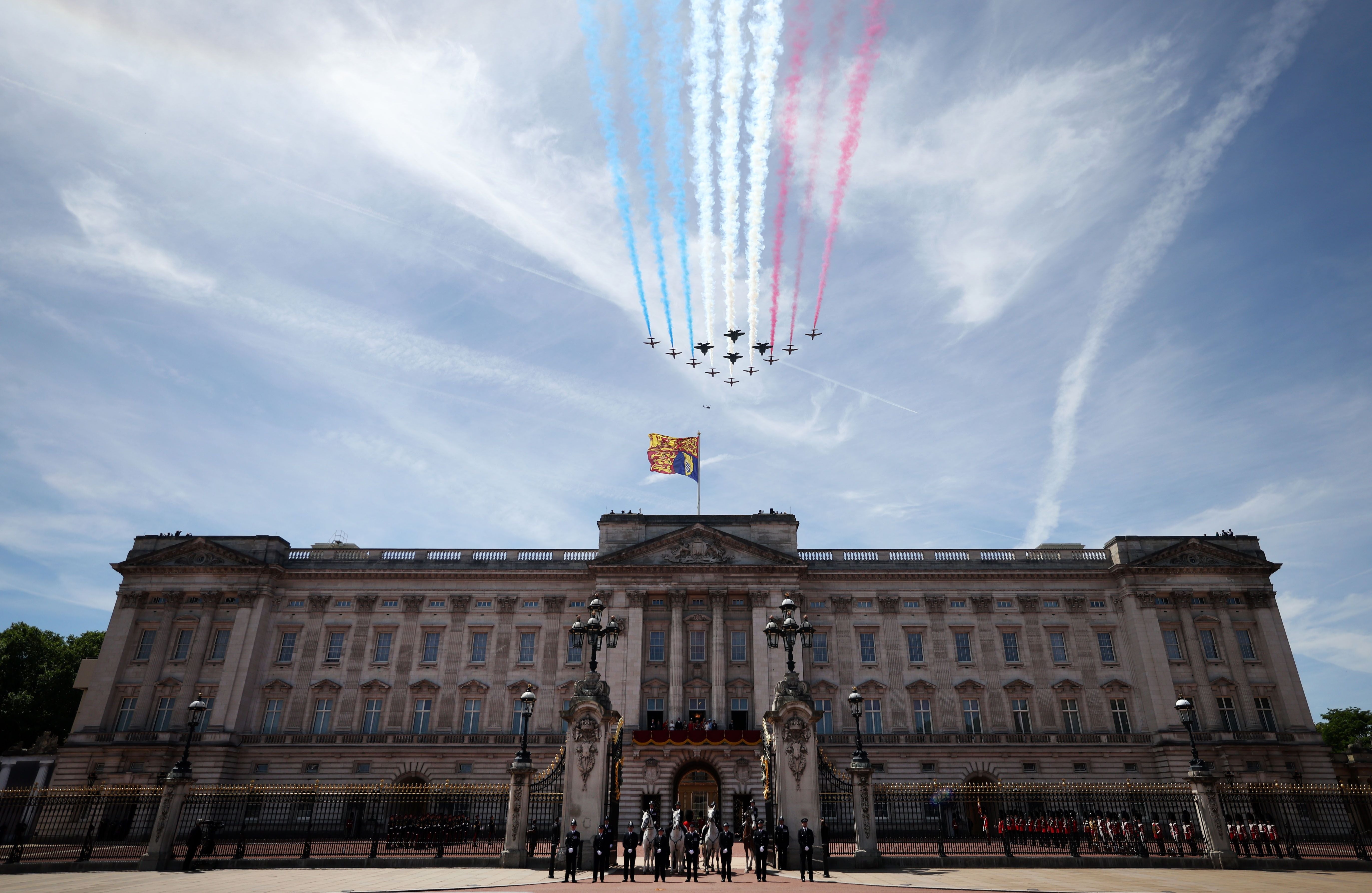 Das Buckingham Palace mit Überflug von Flugzeugen, die rote, weiße und blaue Rauchspuren hinterlassen.