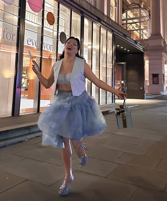 Anna Netrebko könnte direkt einer Szene aus "Sex and the City" entspringen.