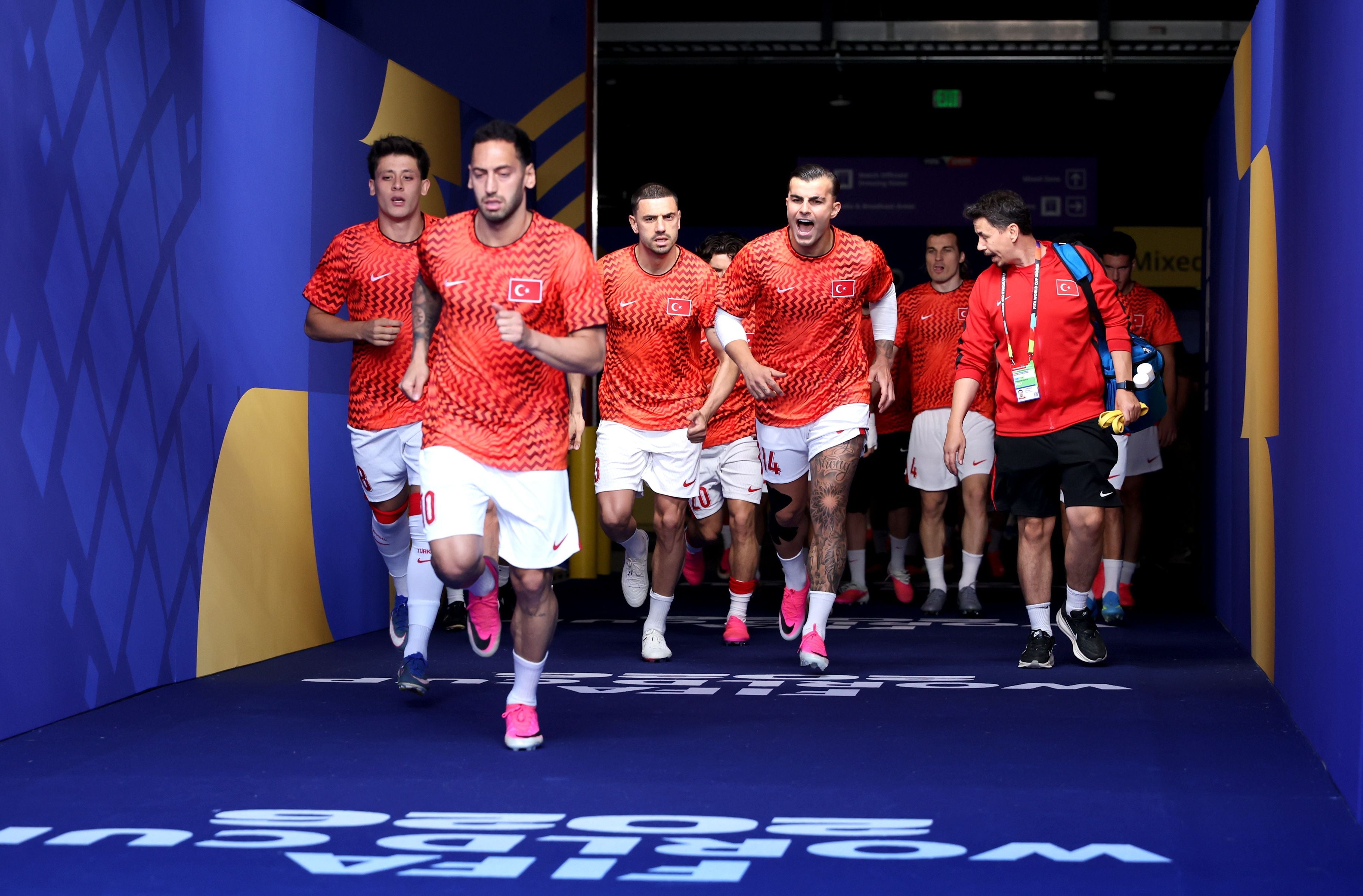 Türkische Fußballspieler laufen im Stadiontunnel zum Aufwärmen vor einem WM-Spiel.