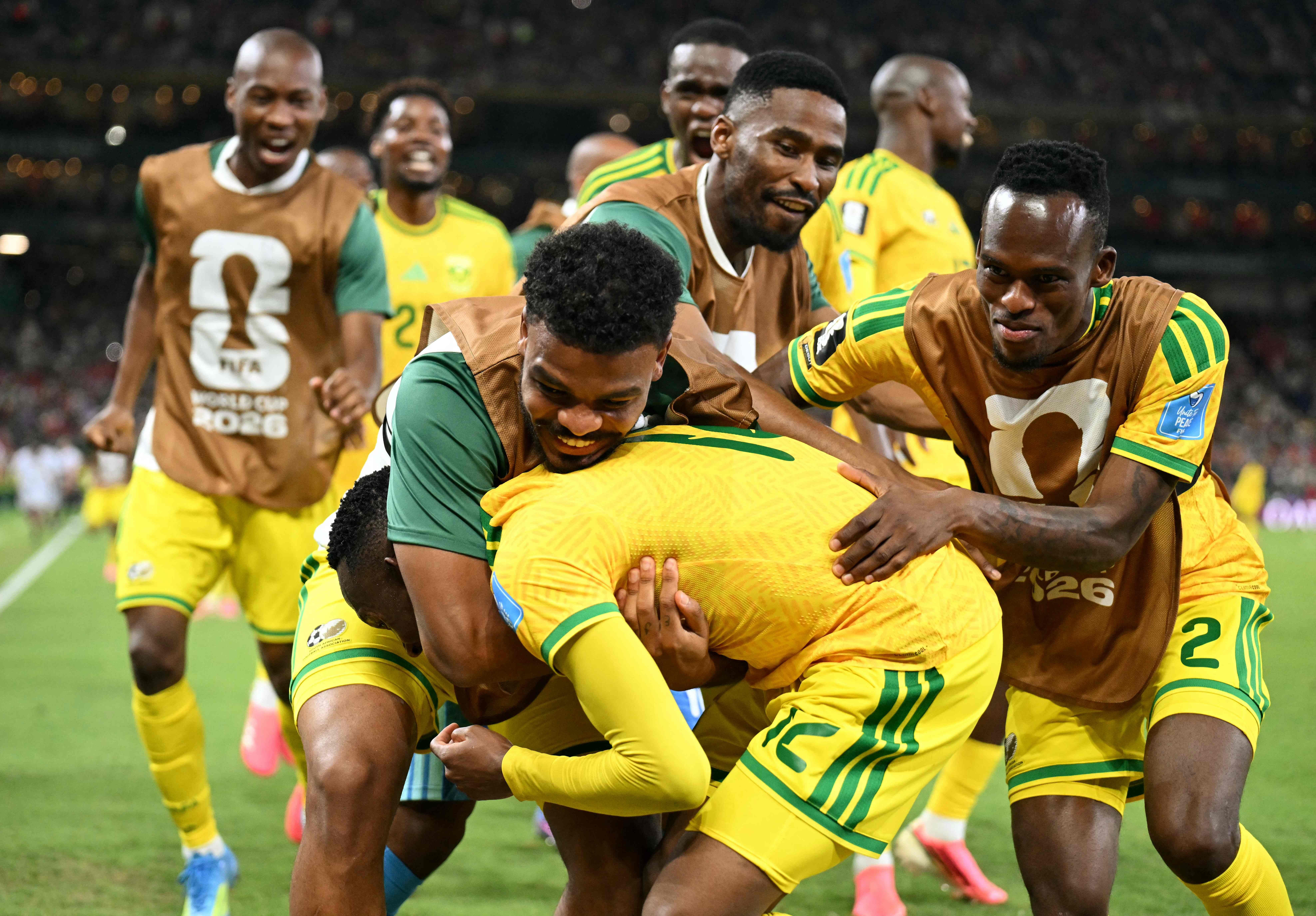 Südafrikanische Fußballspieler jubeln nach einem Tor während eines WM-Spiels in Mexiko.