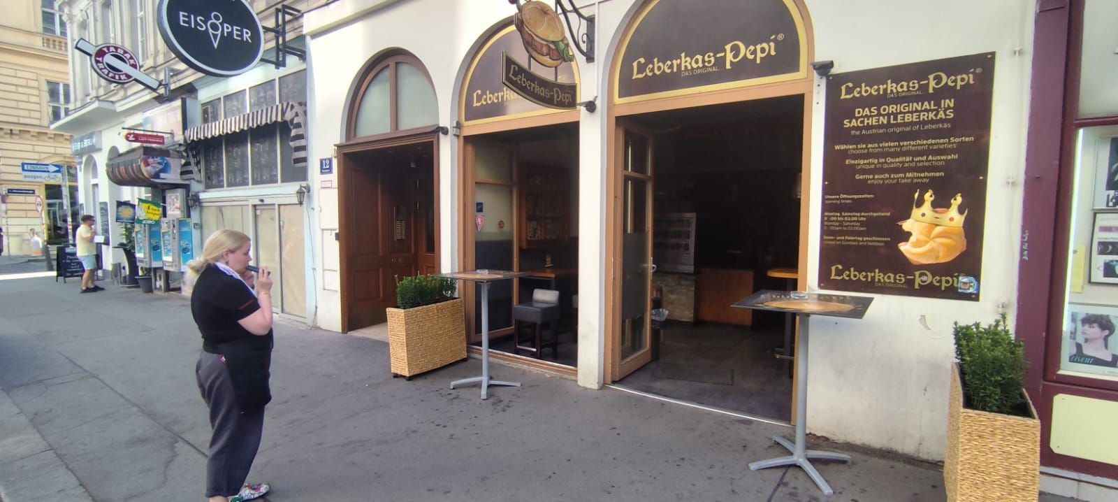 Person steht vor dem Restaurant Leberkas-Pepi in Wien, das wegen Stromausfall geschlossen ist.