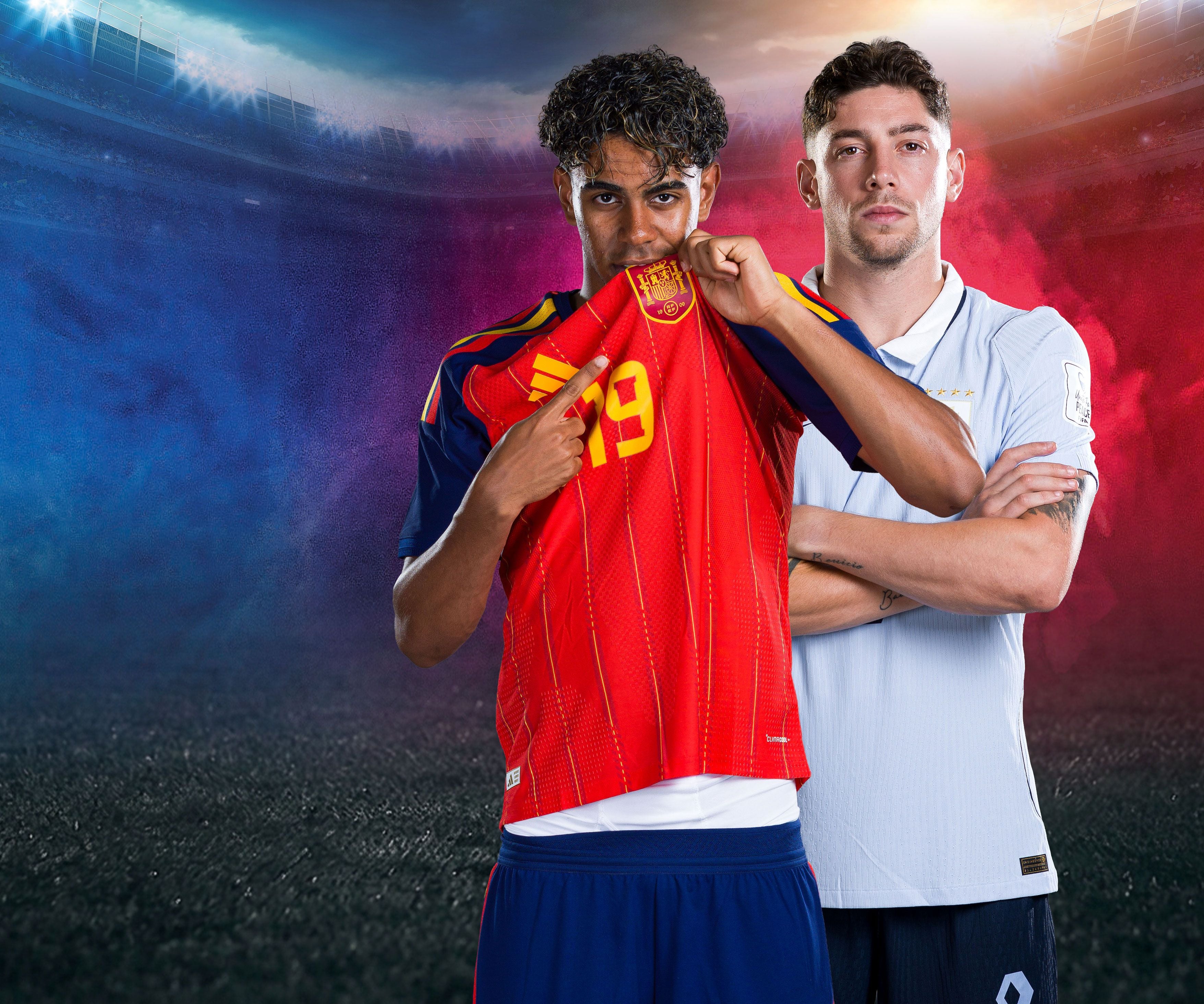 Zwei Fußballspieler, einer im roten Spanien-Trikot, einer im weißen Uruguay-Trikot.