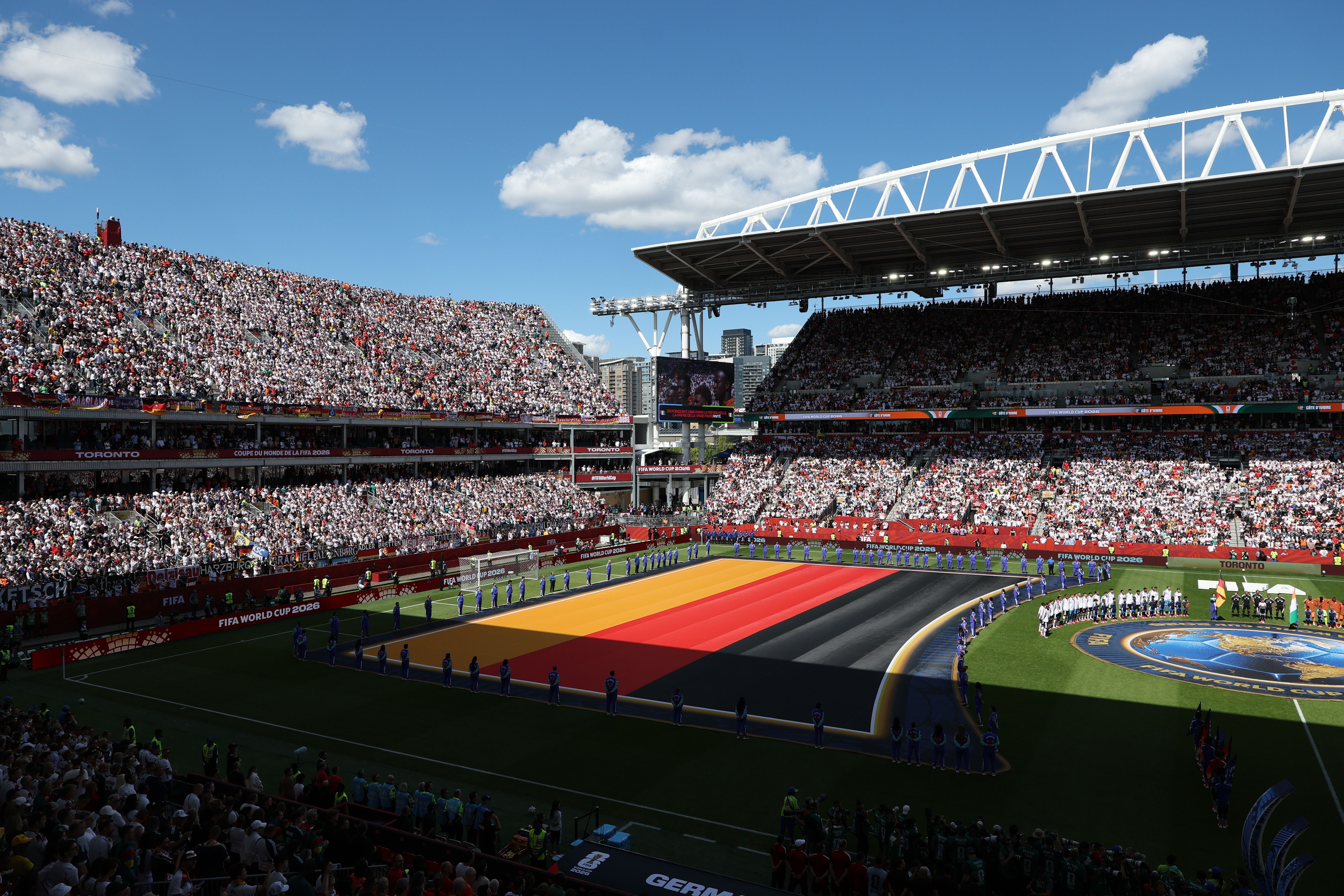 Vor dem Fußballspiel in Toronto wird eine große deutsche Flagge im Stadion präsentiert.