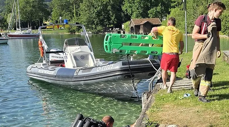 Rettungskräfte und Einsatzboot am Attersee bei einer Suchaktion nach einem Verstorbenen.