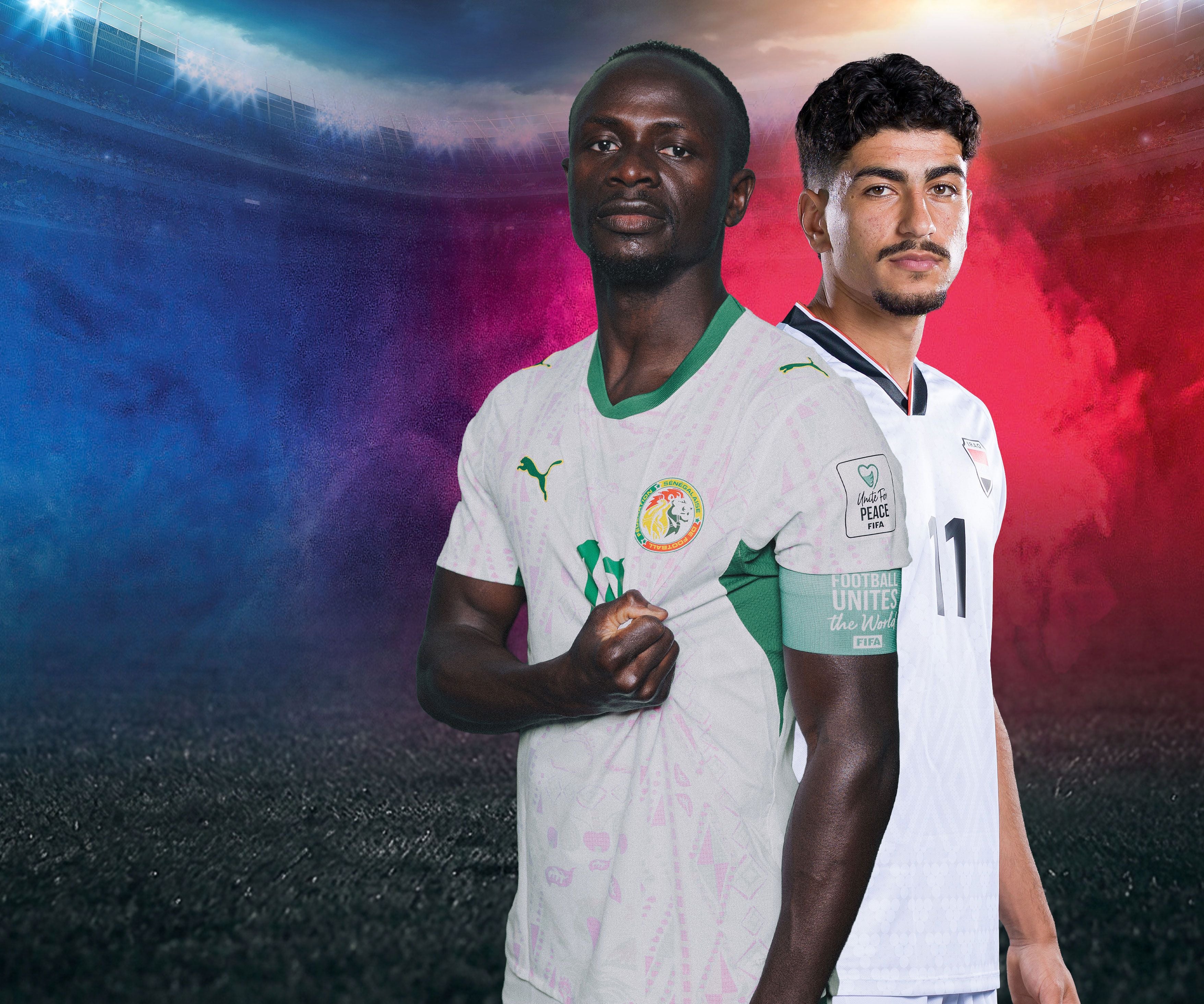 Zwei Fußballspieler aus Senegal und Irak stehen im Stadion vor blau-rotem Hintergrund.