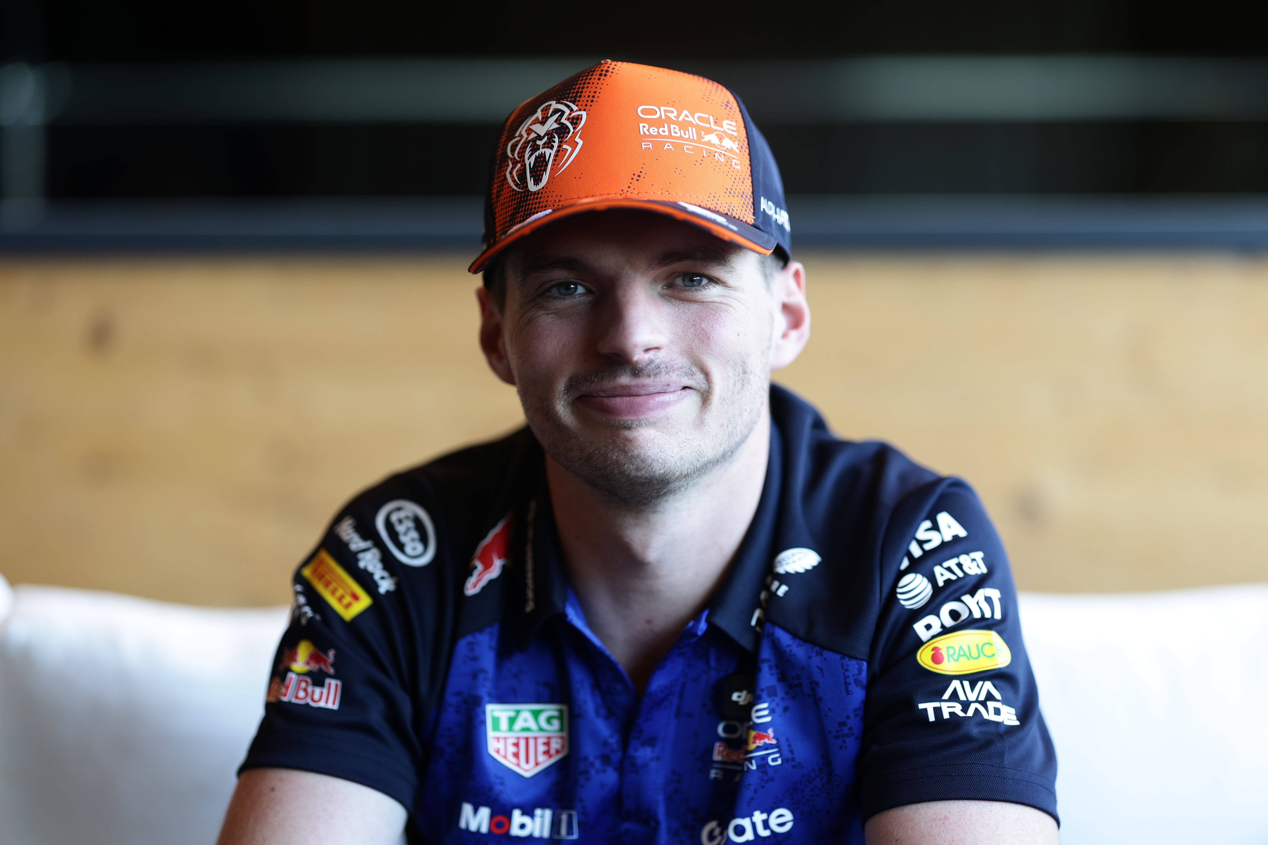 Eine Person im Red Bull Racing Team-Shirt und -Kappe sitzt vor einem unscharfen Hintergrund.
