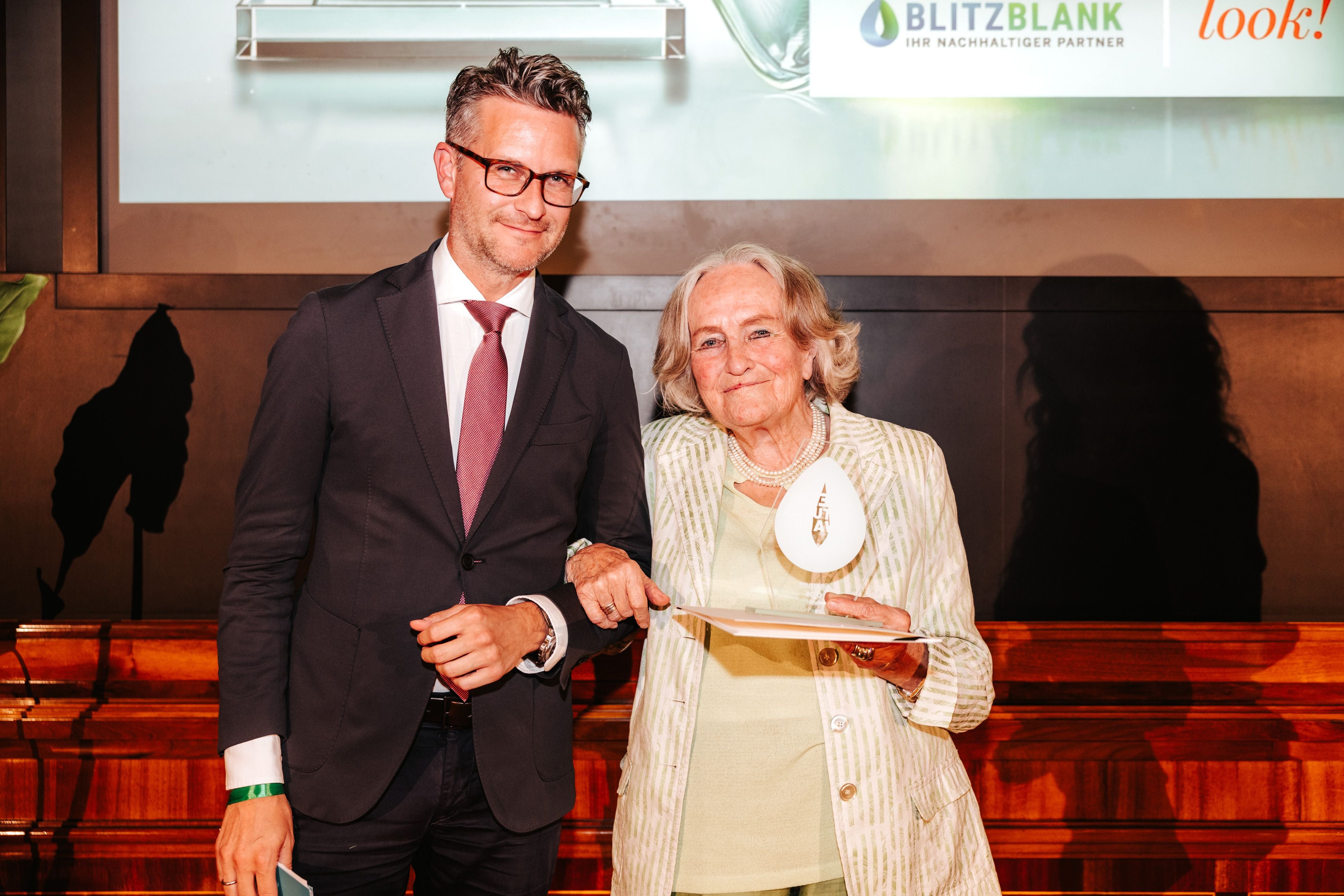 Patrick Minar (Österreichische Lotterien) und Preisträgerin Helga Keil-Bastendorff