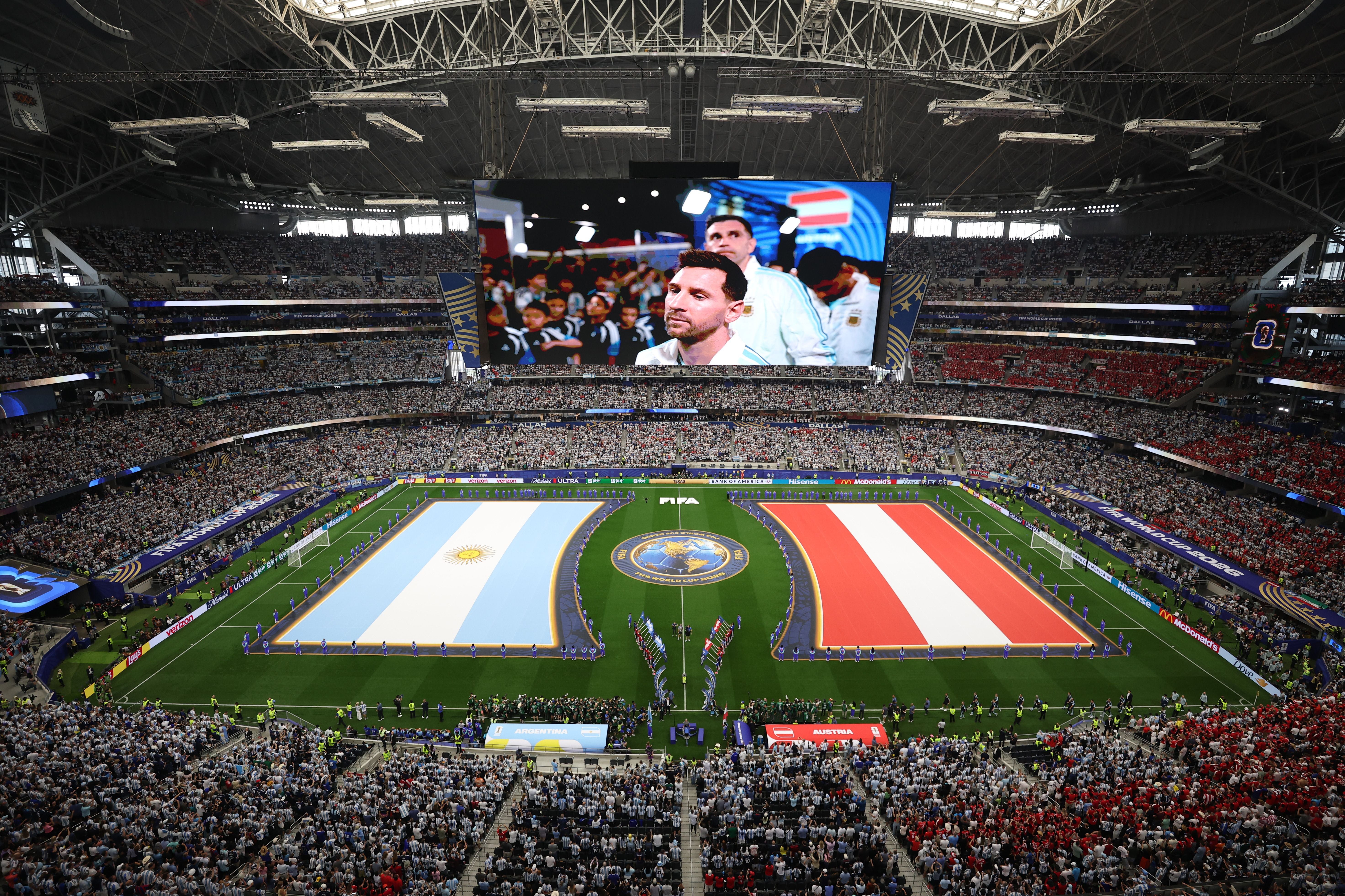 Blick ins Stadion mit großen argentinischen und österreichischen Flaggen vor einem WM-Spiel.