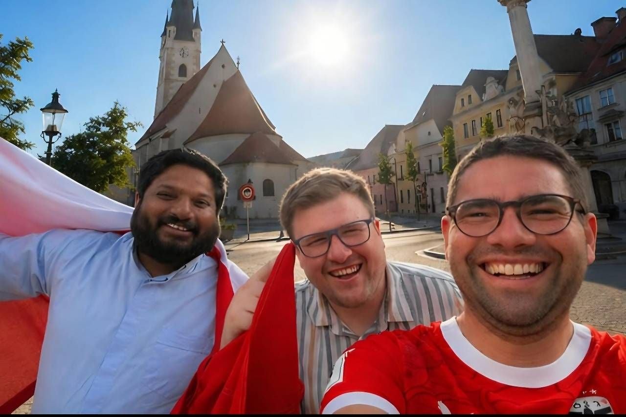 Kaplan P. Shyne Kurian, Pastoralassistent Christian Zeitlberger und Pfarrer P. Clemens Hainzl freuen sich aufs Mitfiebern in der Kirche