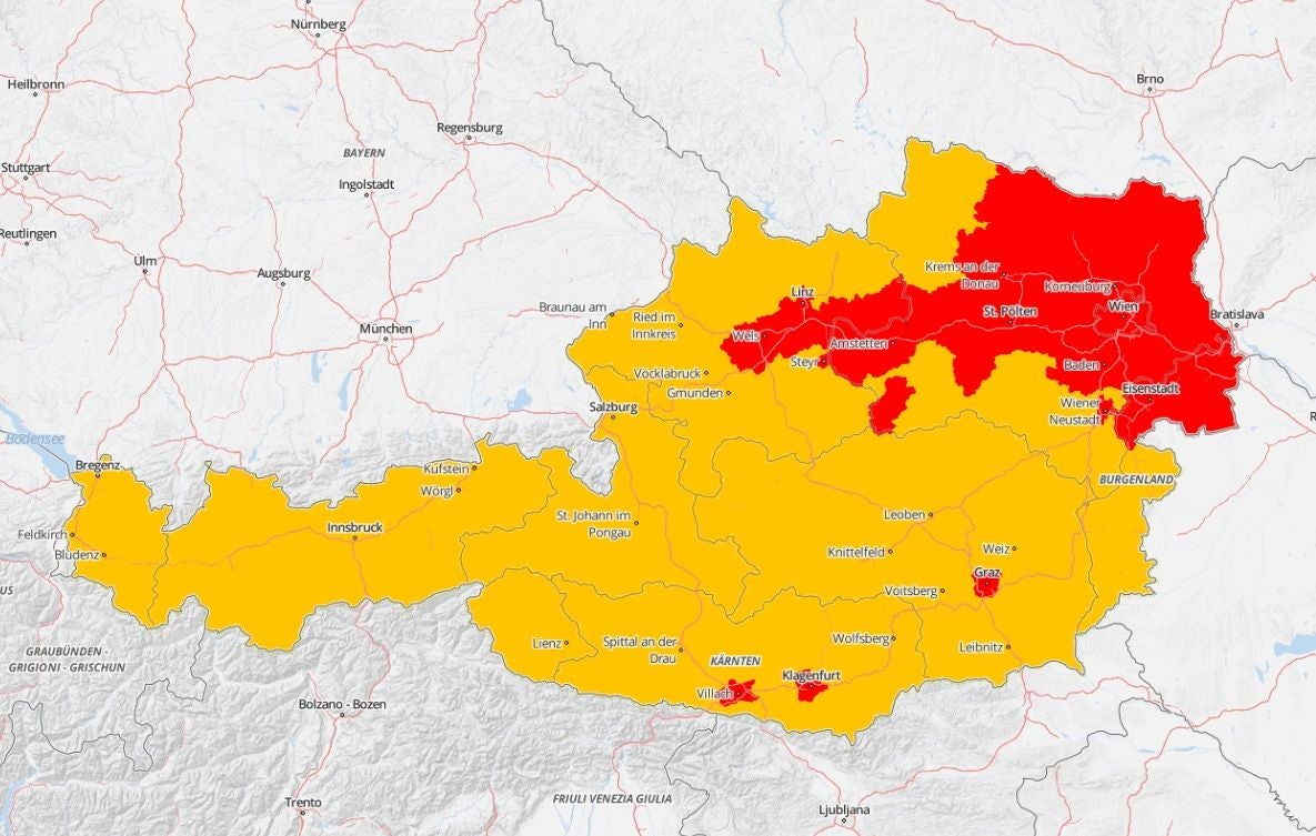 Österreichkarte mit Wetterwarnungen: rote Gebiete für hohe Warnstufe, gelbe für mittlere Warnung.