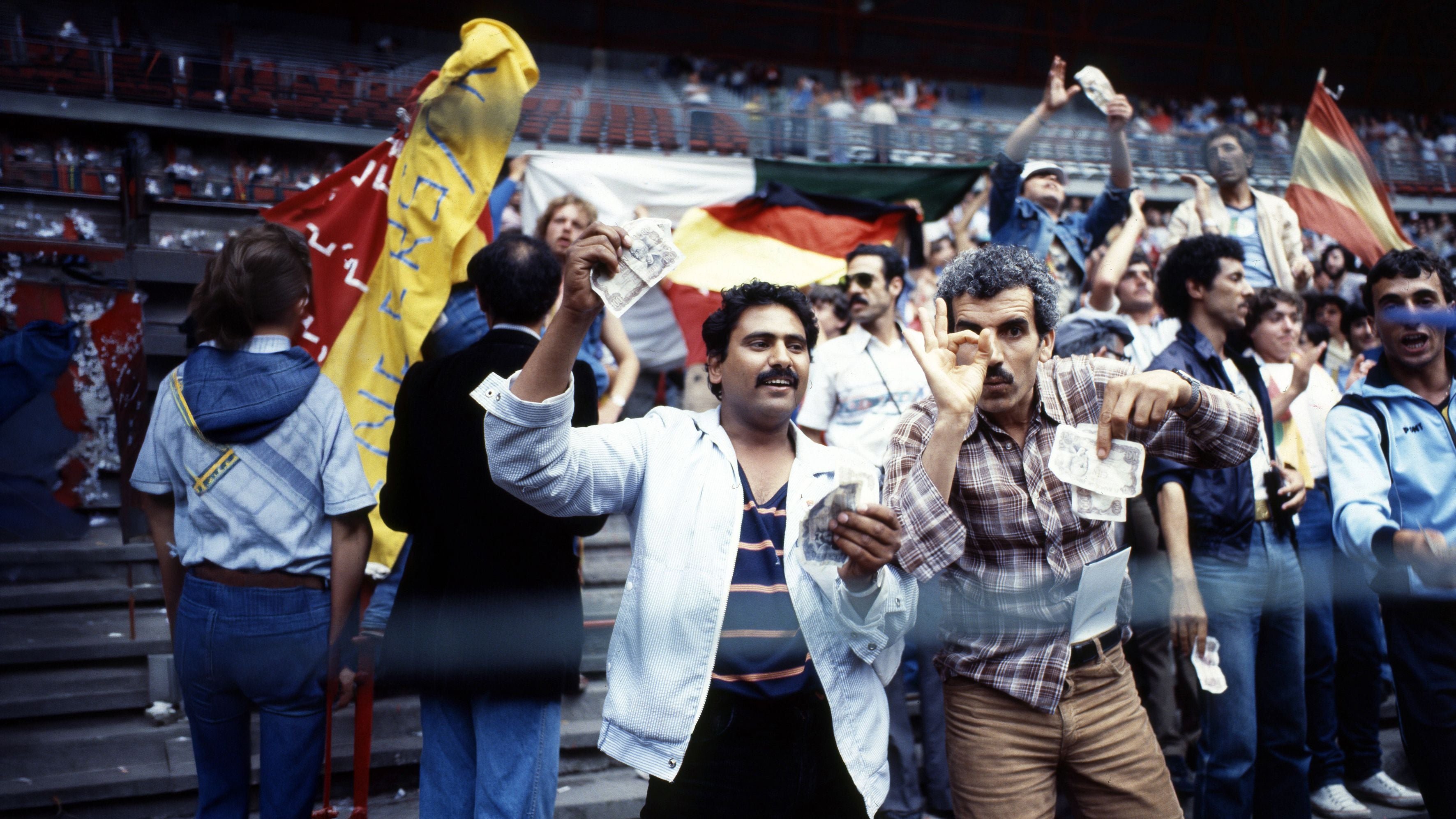 Algerische Fans wachteln mit Geldscheinen.