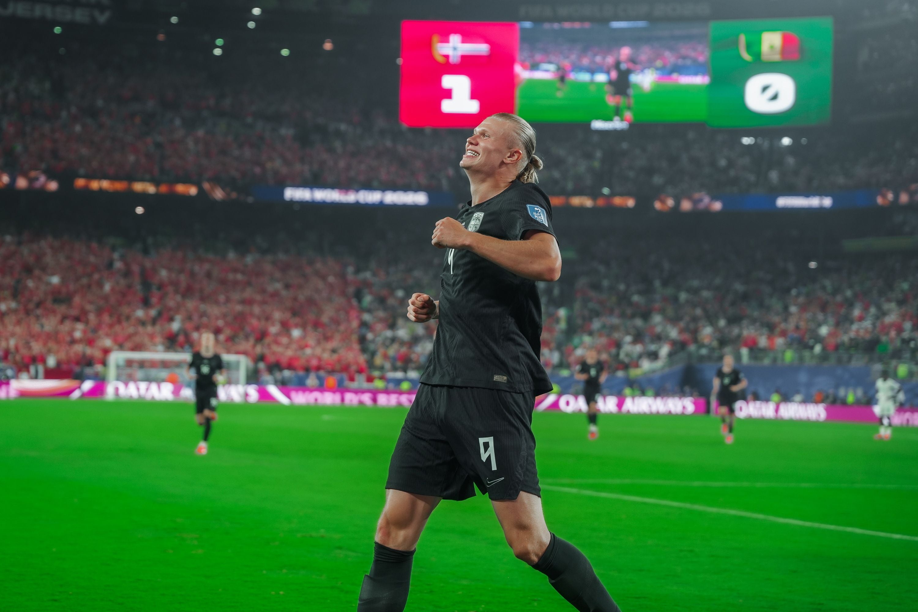 Ein norwegischer Fußballspieler jubelt nach einem Tor bei einem WM-Spiel im Stadion.