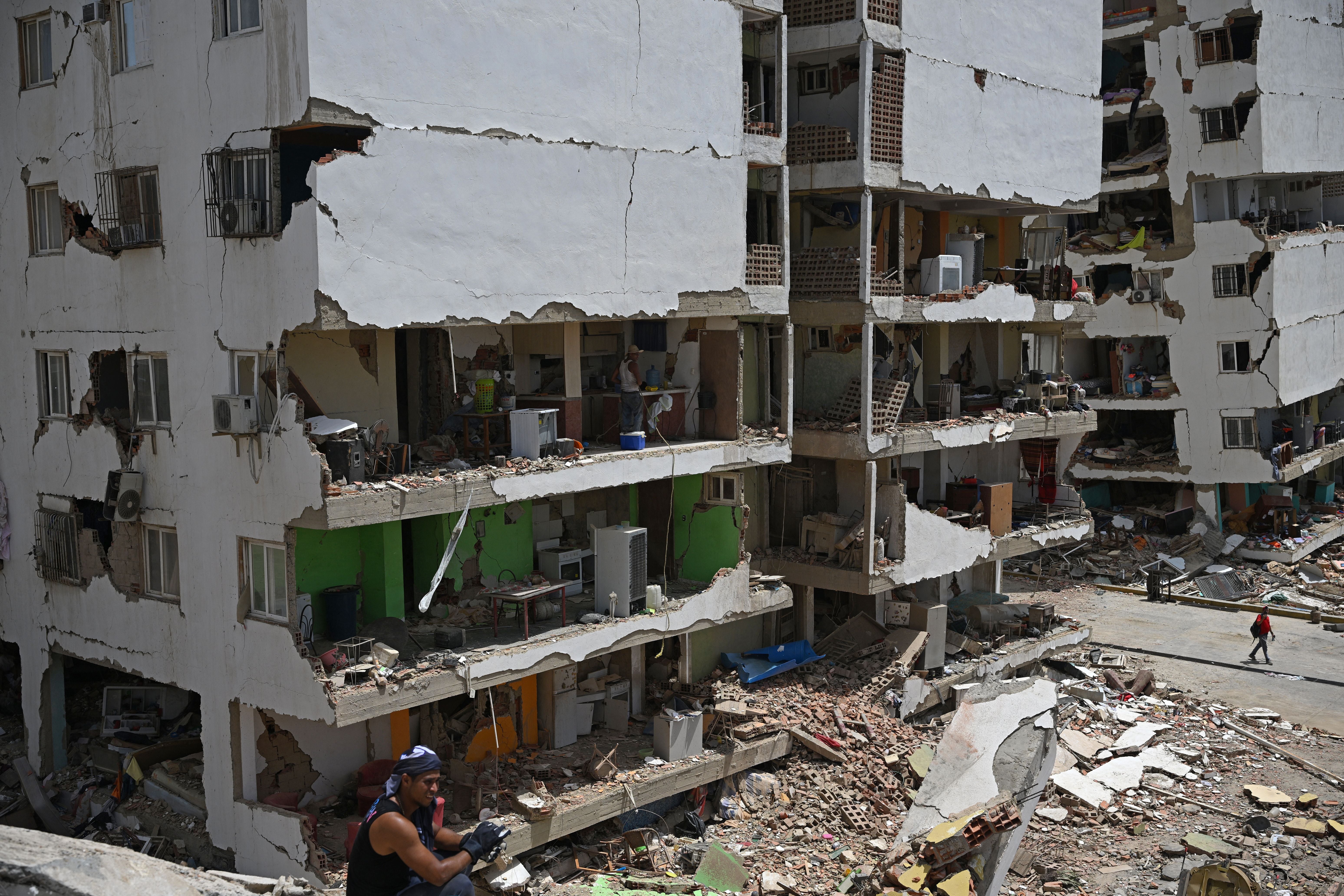 Stark beschädigte Wohnhäuser mit offenen Zimmern und Trümmern nach Erdbeben in Venezuela.