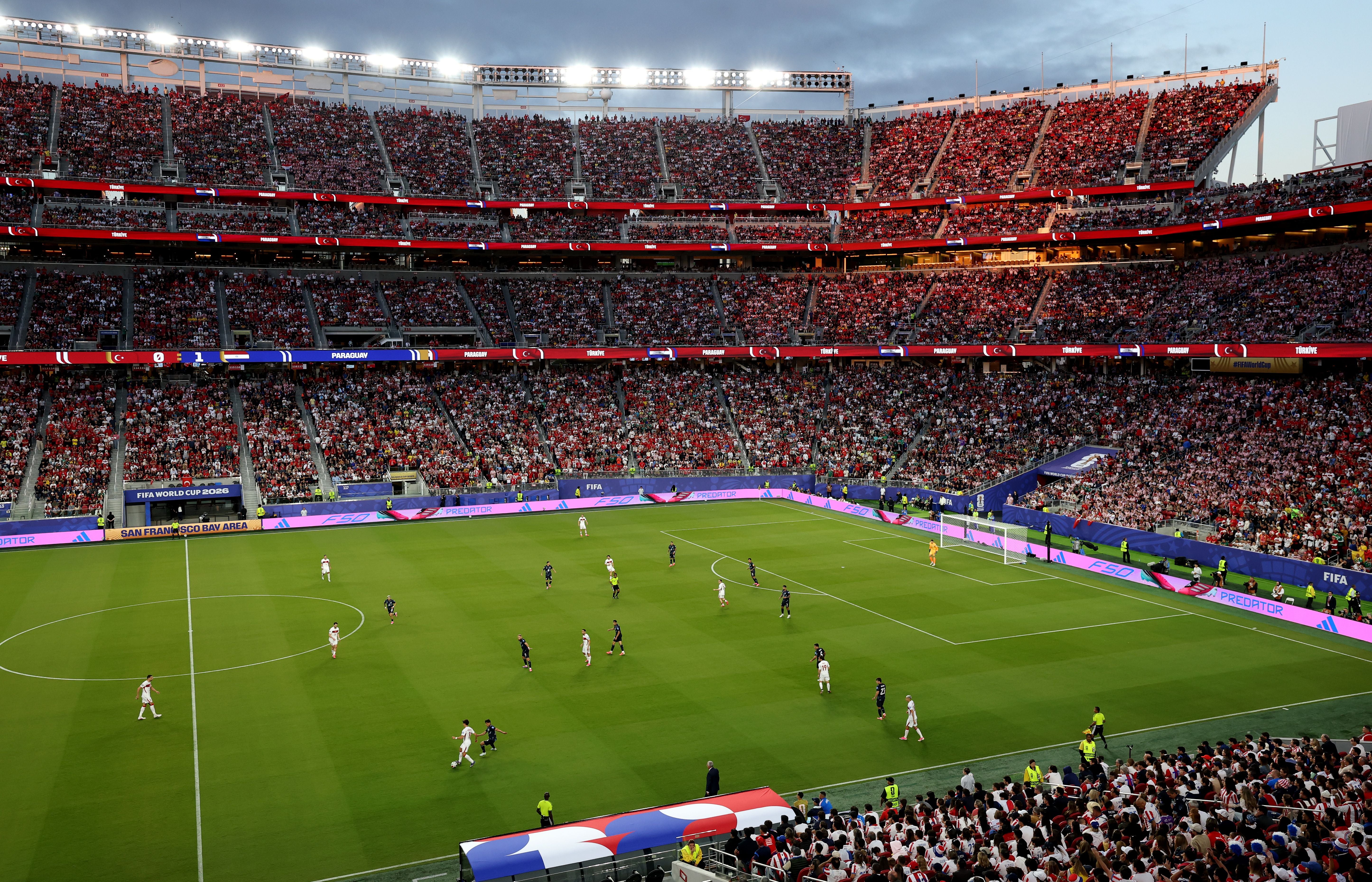 Fußballspiel Türkei gegen Paraguay im vollen Stadion bei der WM 2026 in Santa Clara, Kalifornien.