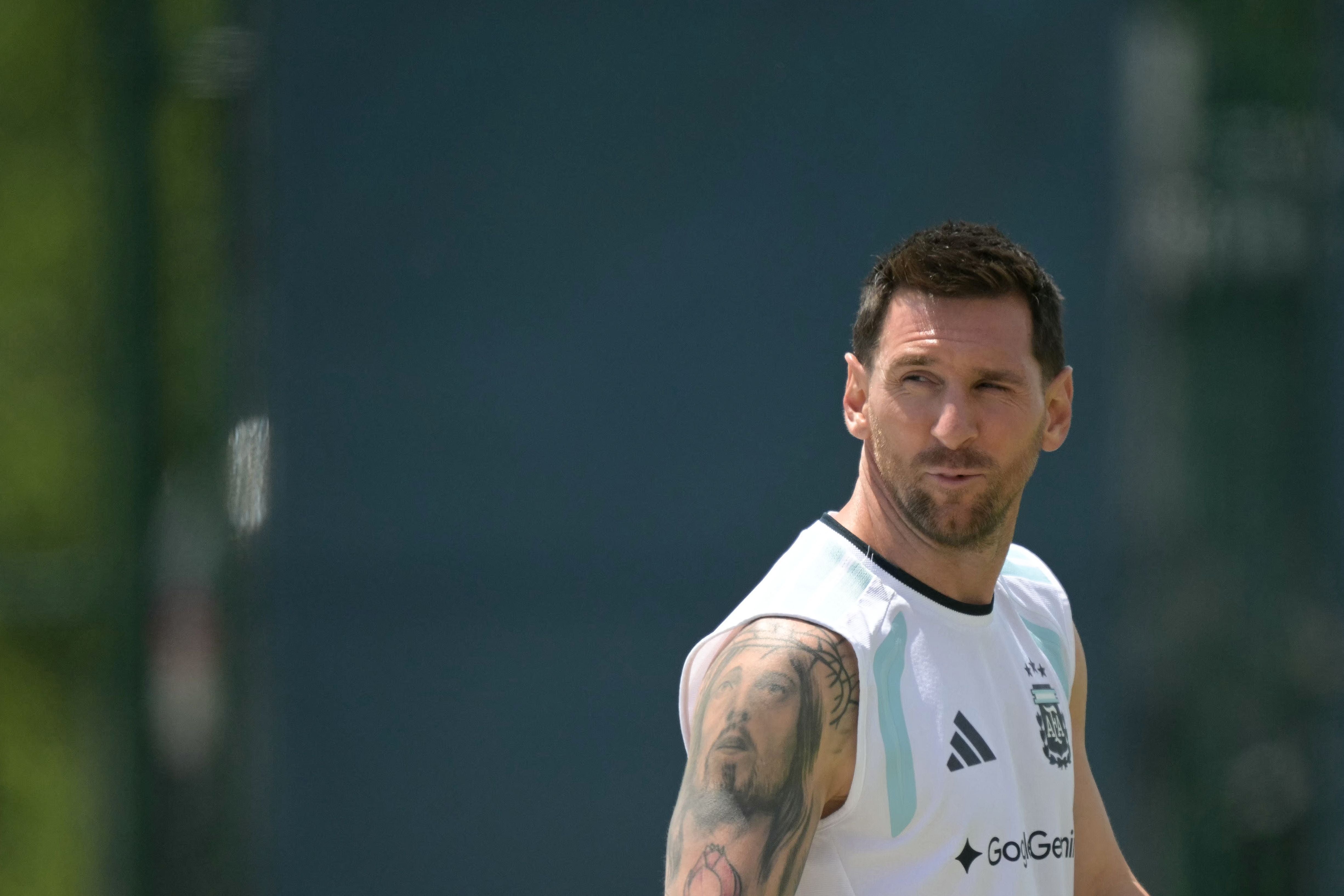 Ein Fußballspieler im weißen Argentinien-Trikot beim Training, mit Tattoo auf dem rechten Arm.