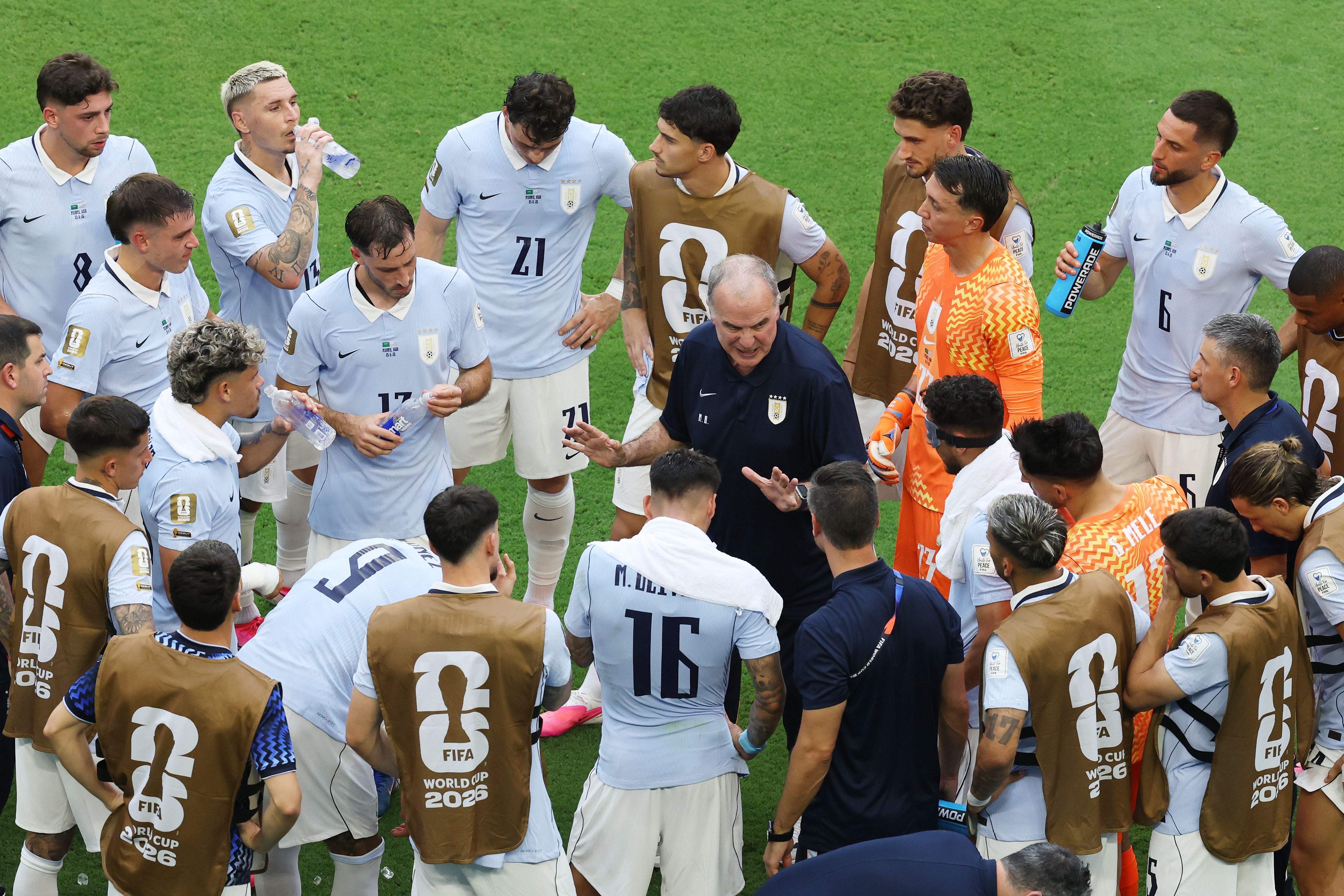 Uruguays Fußballteam und Trainer versammeln sich zu einer Besprechung während eines WM-Spiels.