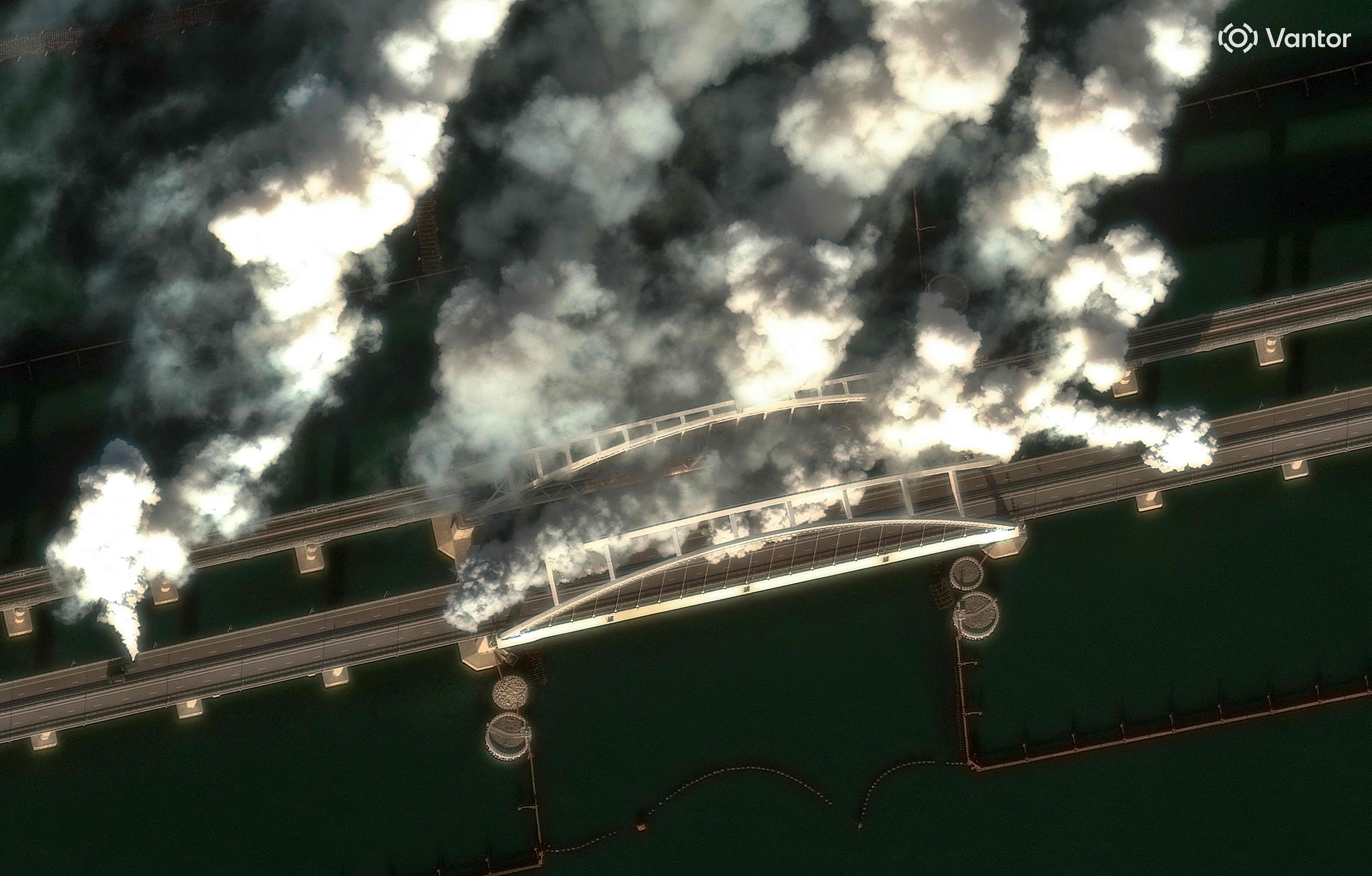 Satellitenbild zeigt Brücke mit starkem Rauch über Wasser, vermutlich durch Rauchgeneratoren verursacht.
