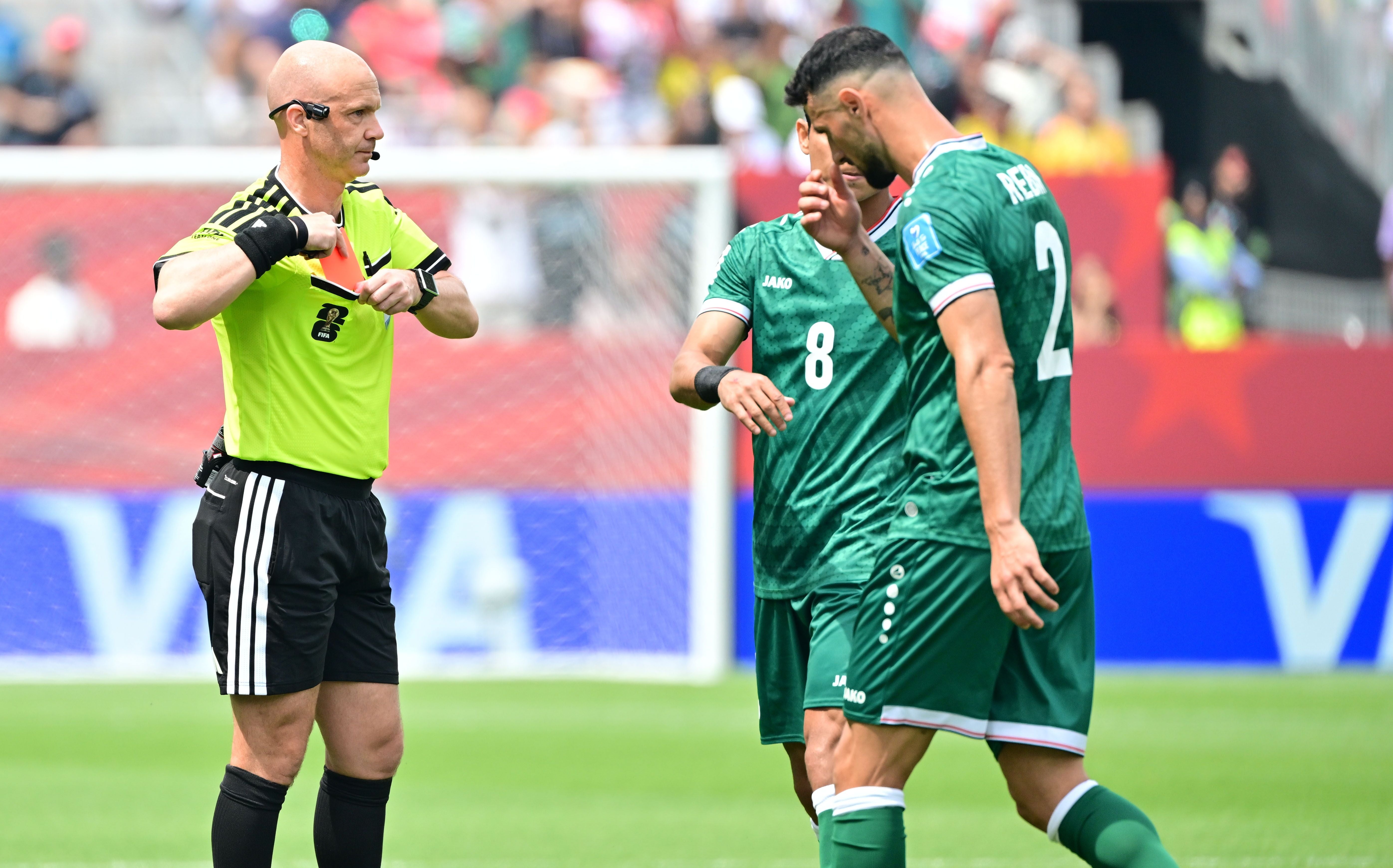 Schiedsrichter zeigt einem irakischen Spieler während eines Fußballspiels die rote Karte.