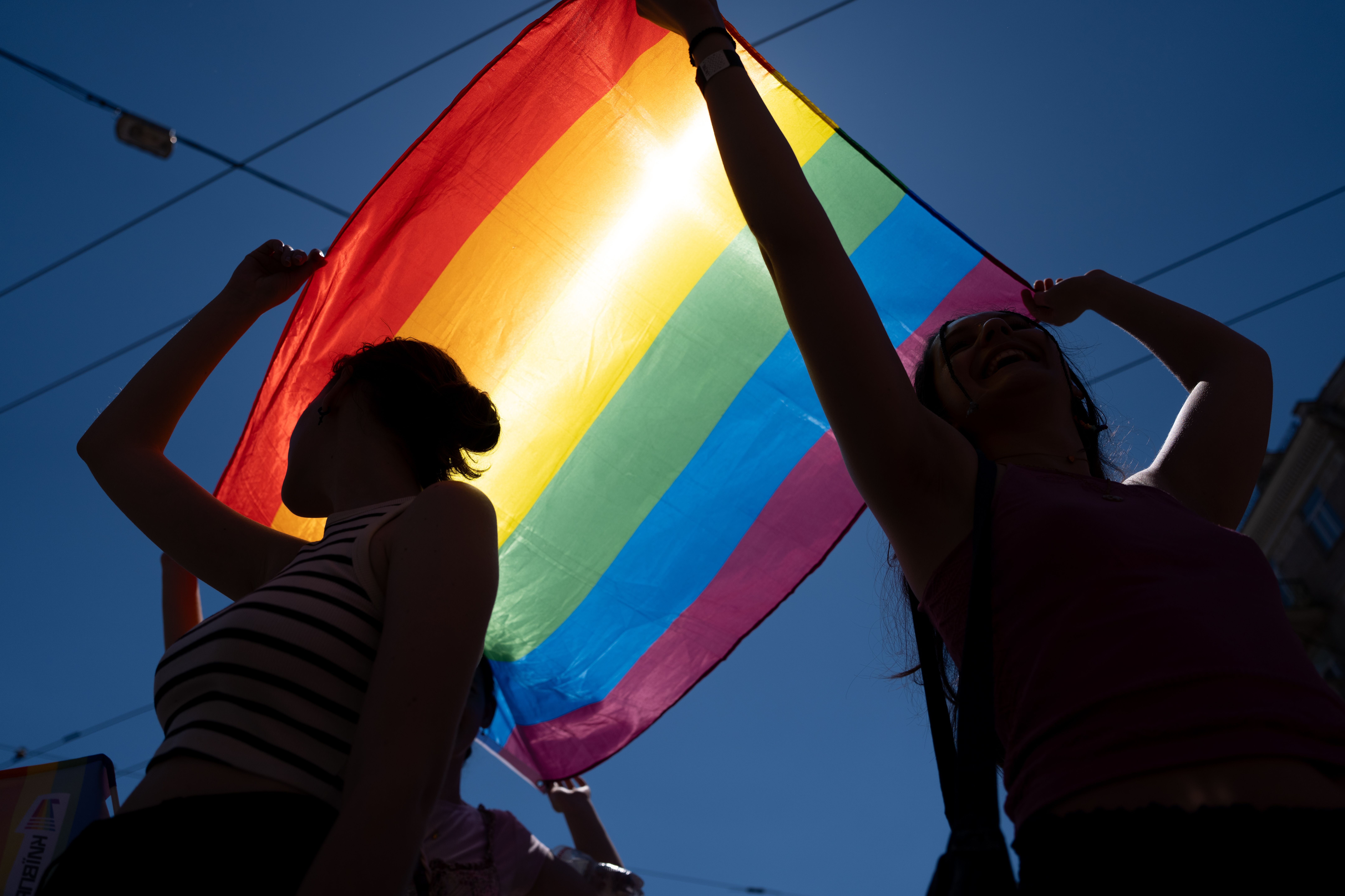 Regenbogenflaggen können mitgenommen werden.