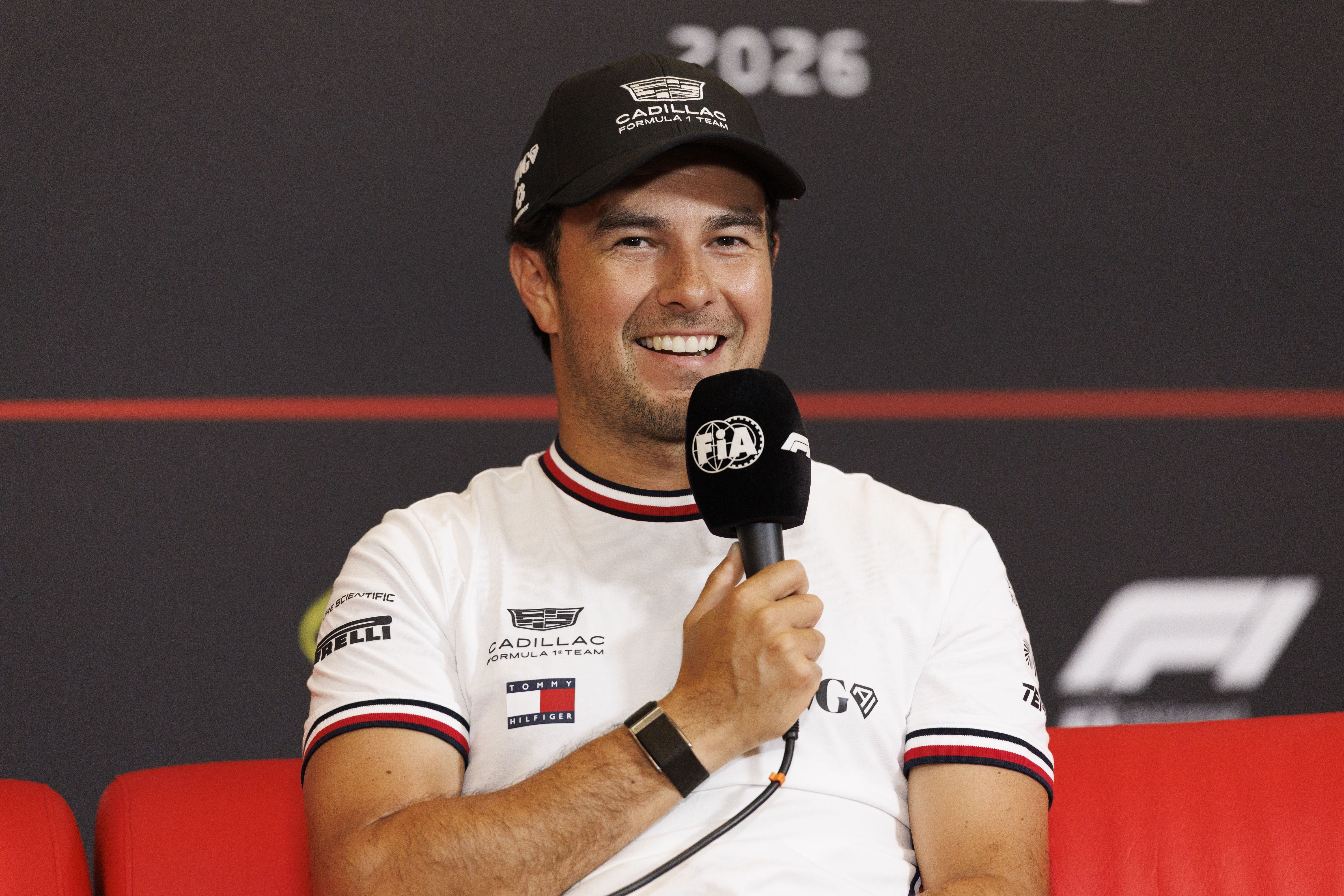 Ein Mann im Cadillac-Shirt spricht bei einer Formel-1-Pressekonferenz in ein Mikrofon.