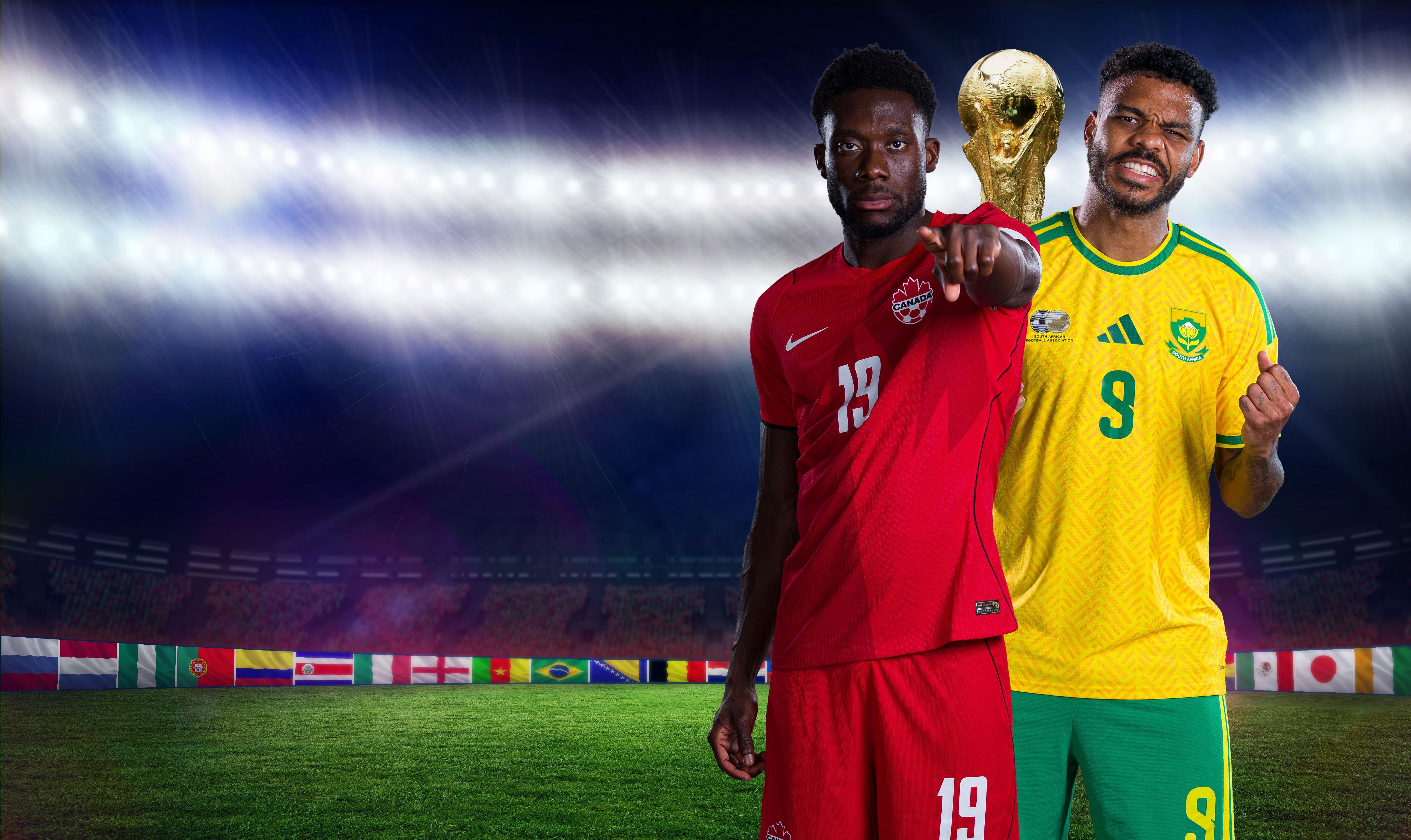 Zwei Fußballspieler aus Südafrika und Kanada im Stadion, im Hintergrund der WM-Pokal.