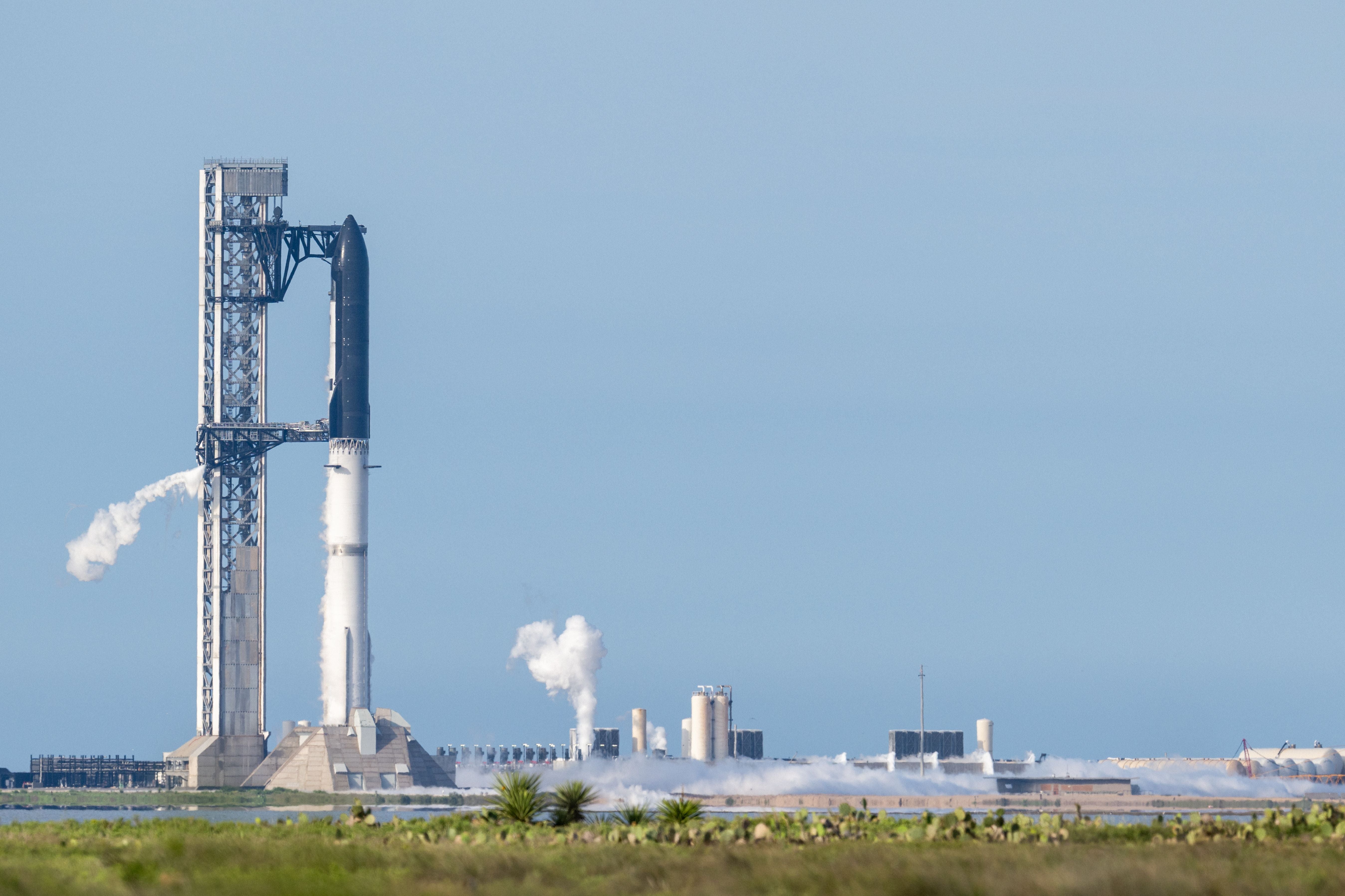 Die SpaceX Starship V3 Rakete steht rauchend auf einer Startrampe bei Starbase in Texas.