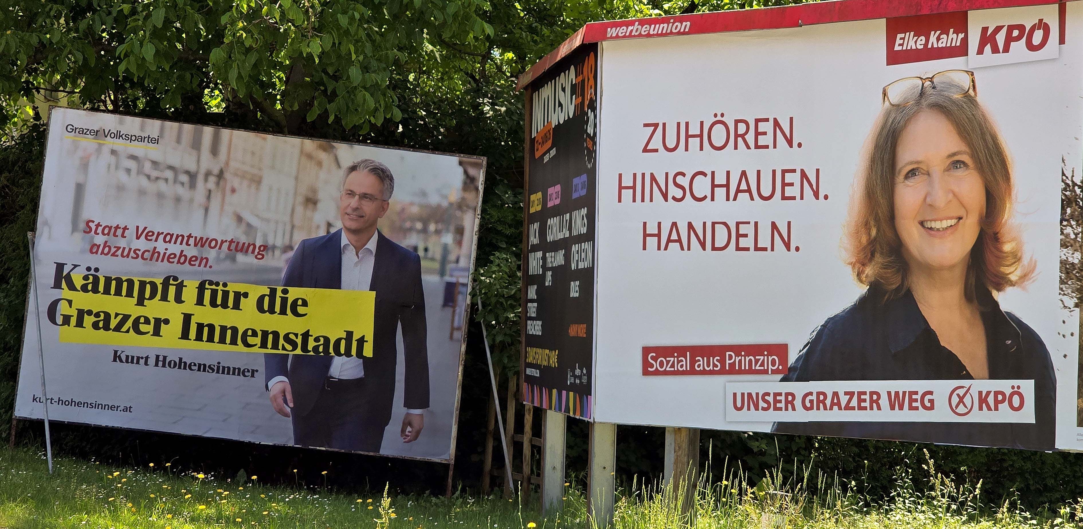 Zwei Wahlplakate in Graz: links ÖVP, rechts KPÖ, beide mit Bildern und Wahlbotschaften.