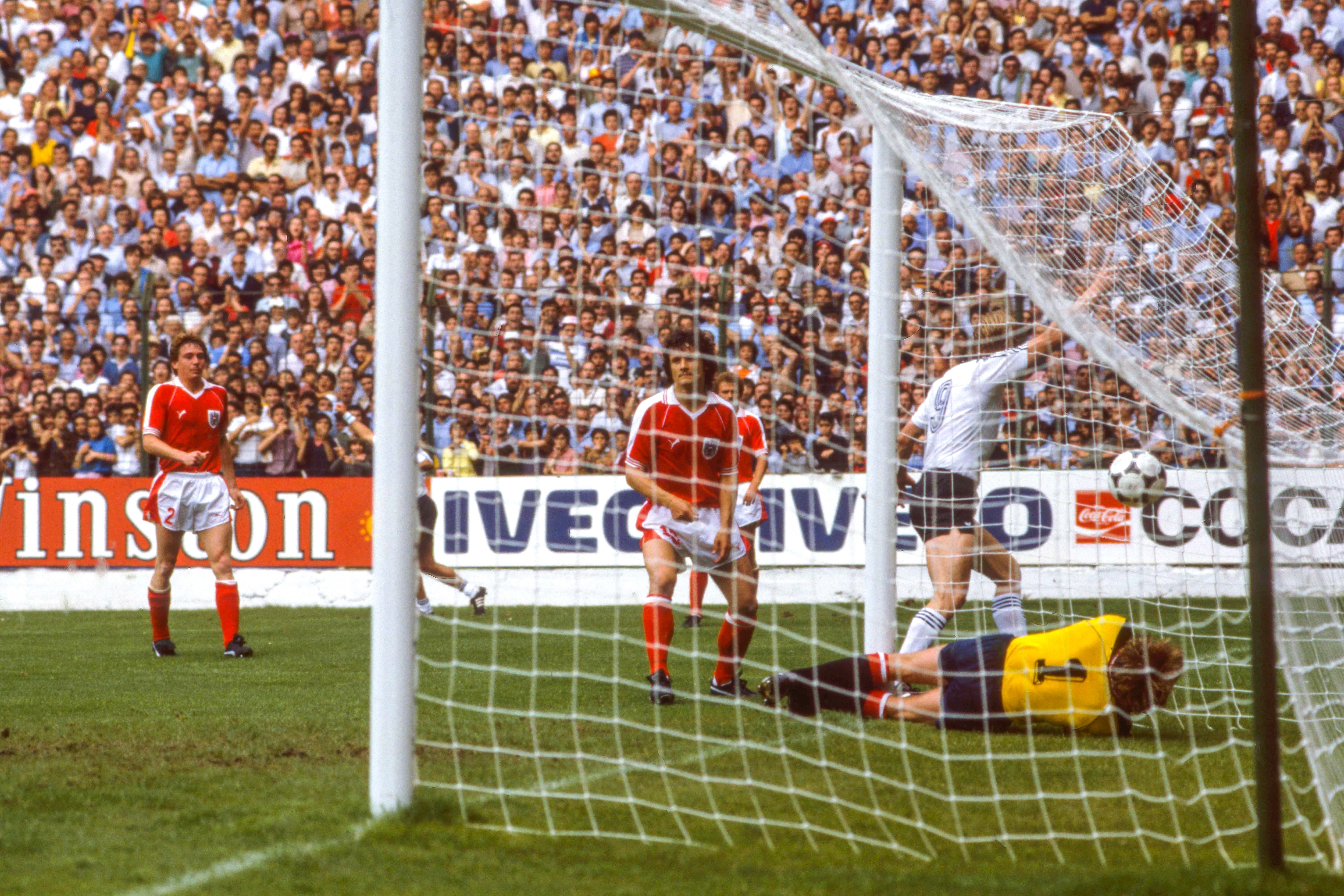 Nach 10 Minuten führt Deutschland durch Horst Hrubesch