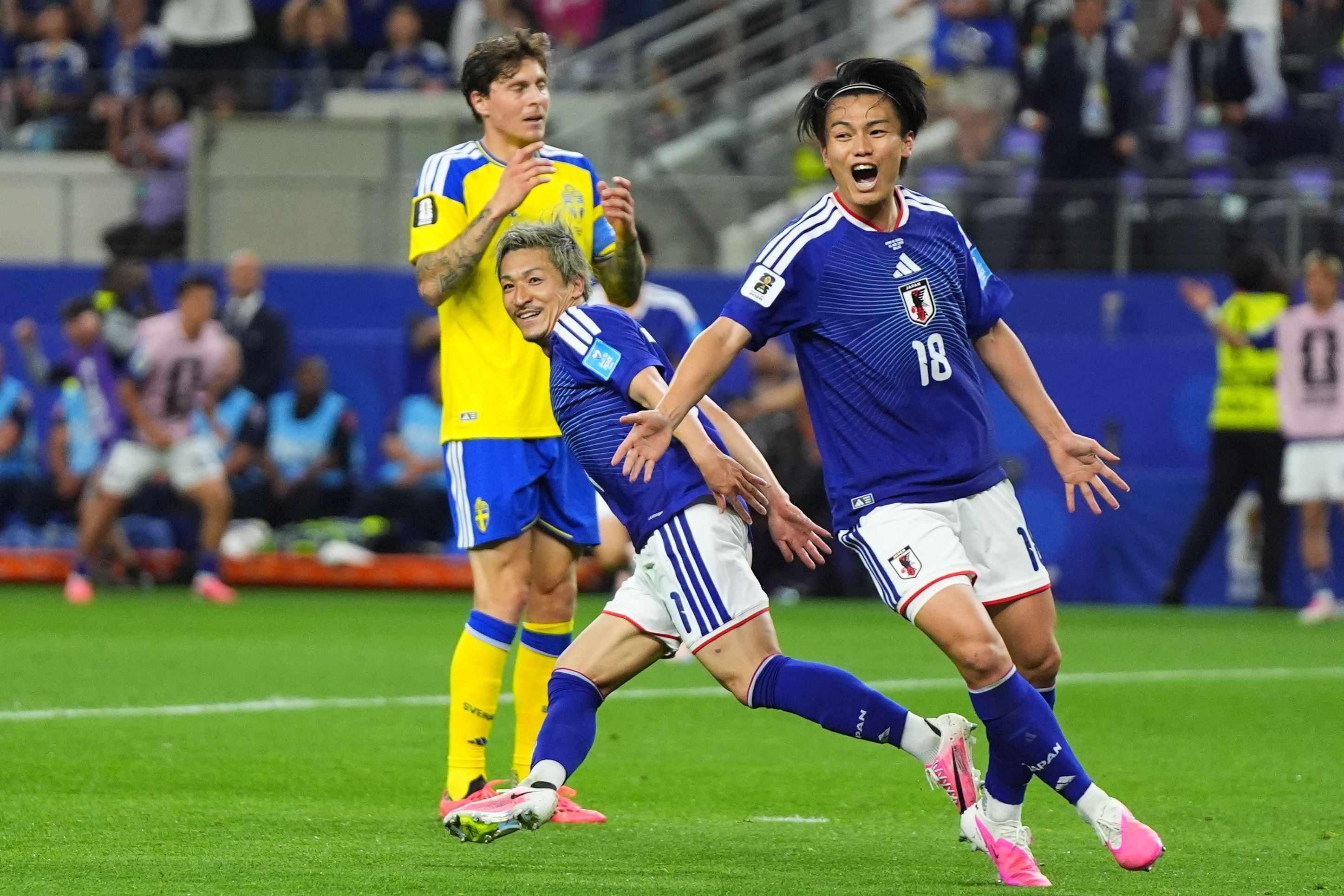 Japanischer Fußballspieler jubelt nach einem Tor gegen Schweden bei der WM 2026 in Dallas.