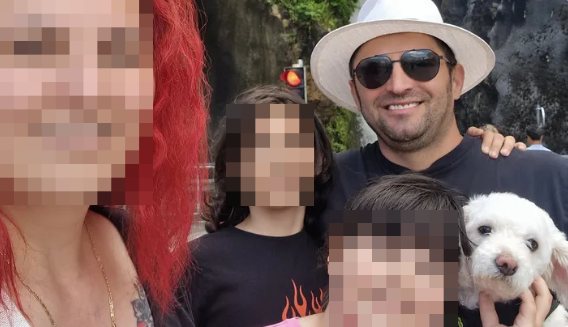 Familienfoto mit vier Personen und kleinem weißen Hund, Gesichter sind verpixelt.