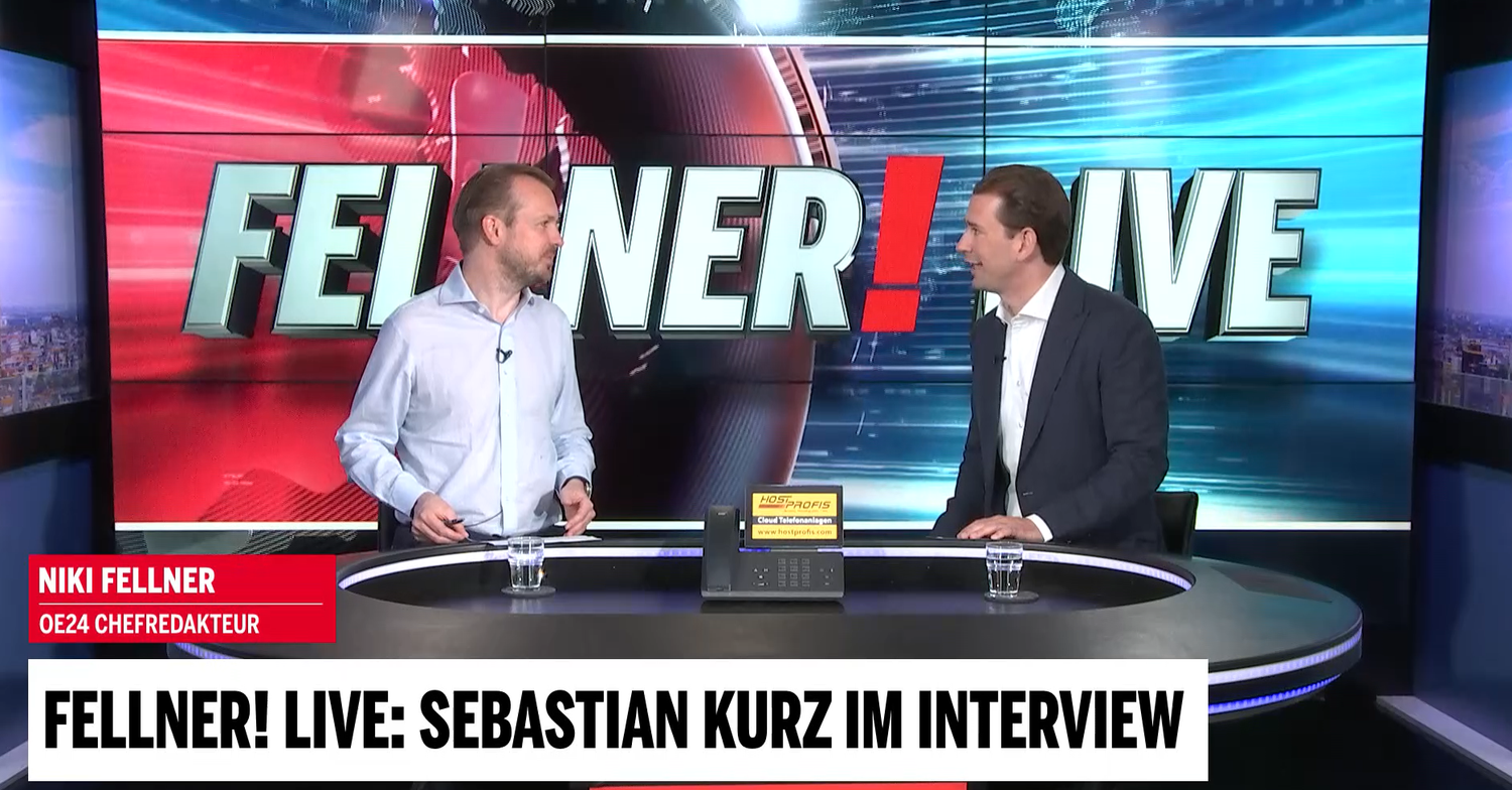 Zwei Männer im Fernsehstudio bei der Sendung "Fellner! Live" im Interview.