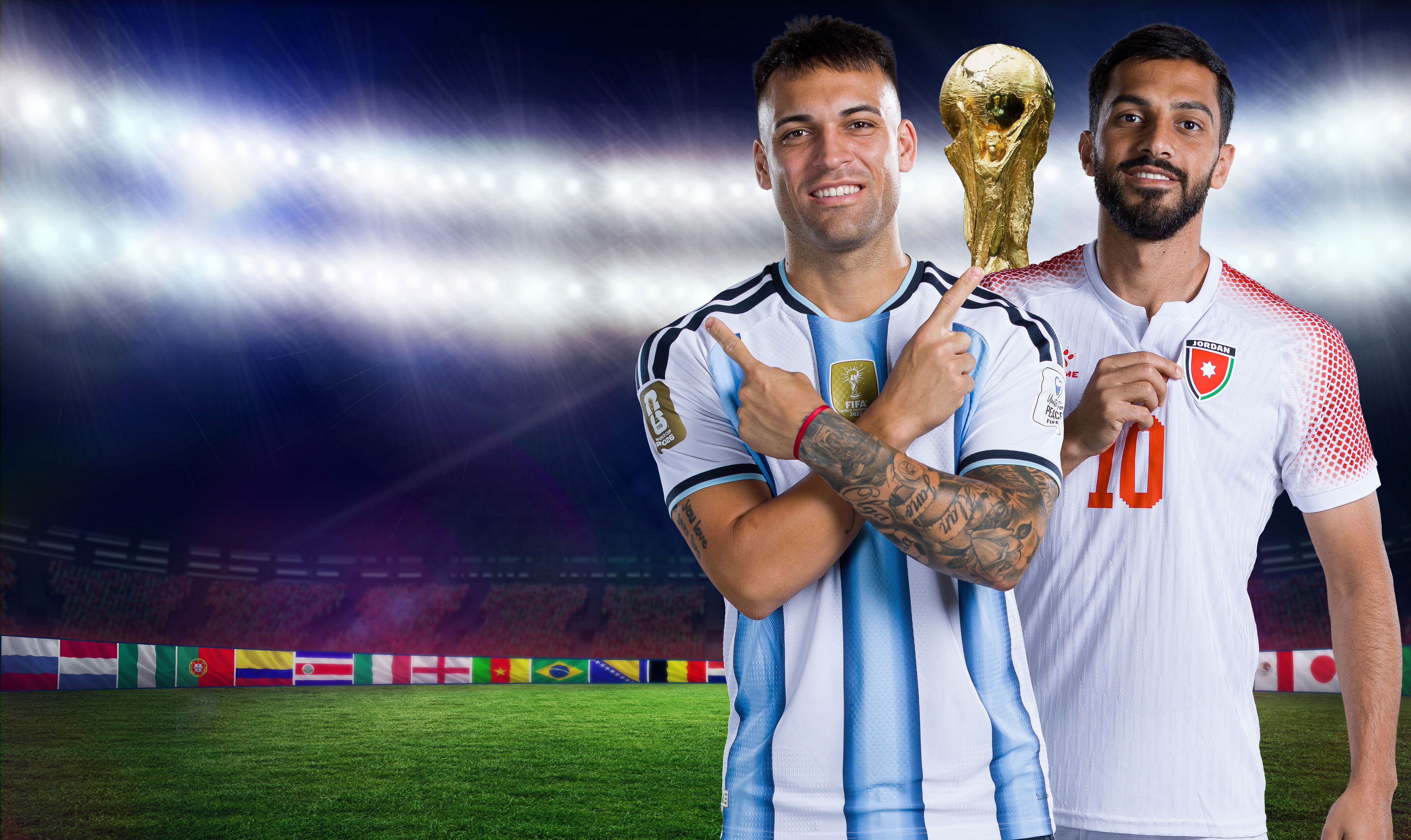 Zwei Fußballspieler, einer aus Argentinien und einer aus Jordanien, im Stadion vor der WM-Trophäe.